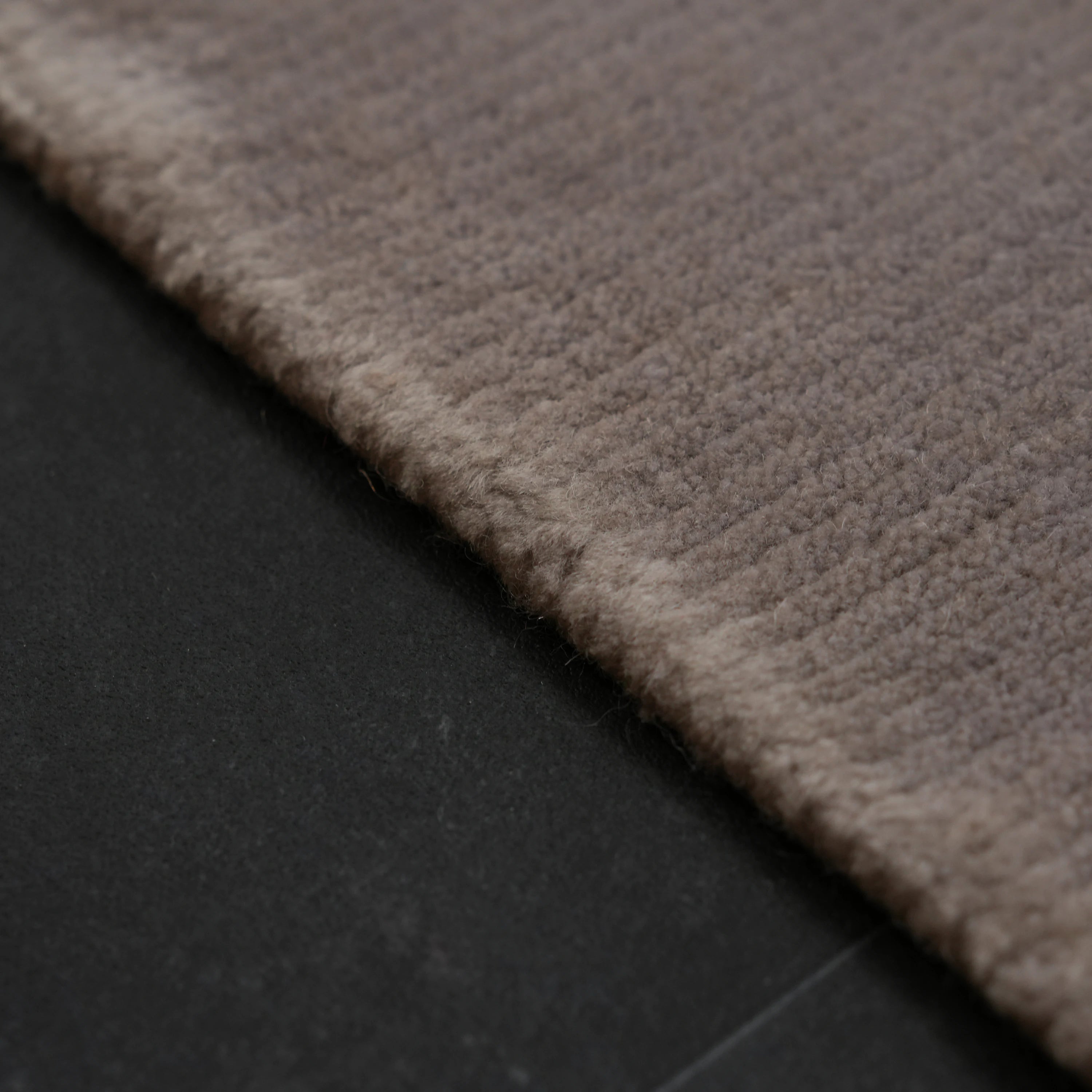 Maison Serisi El Dokuma Soyut Desenli Gri Yün Halı