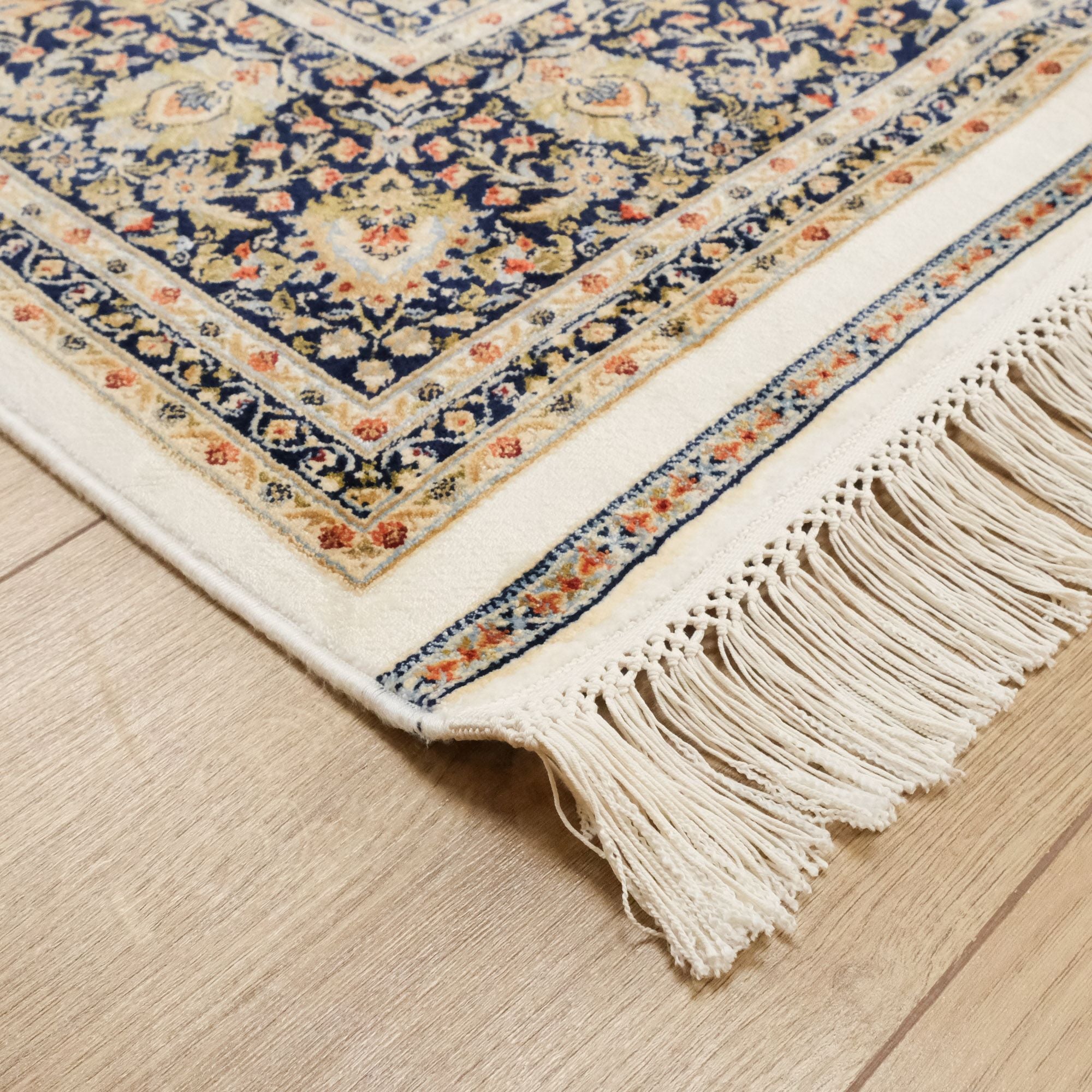 Makine Dokuma Çerçeve Desenli Krem Viskon Halı