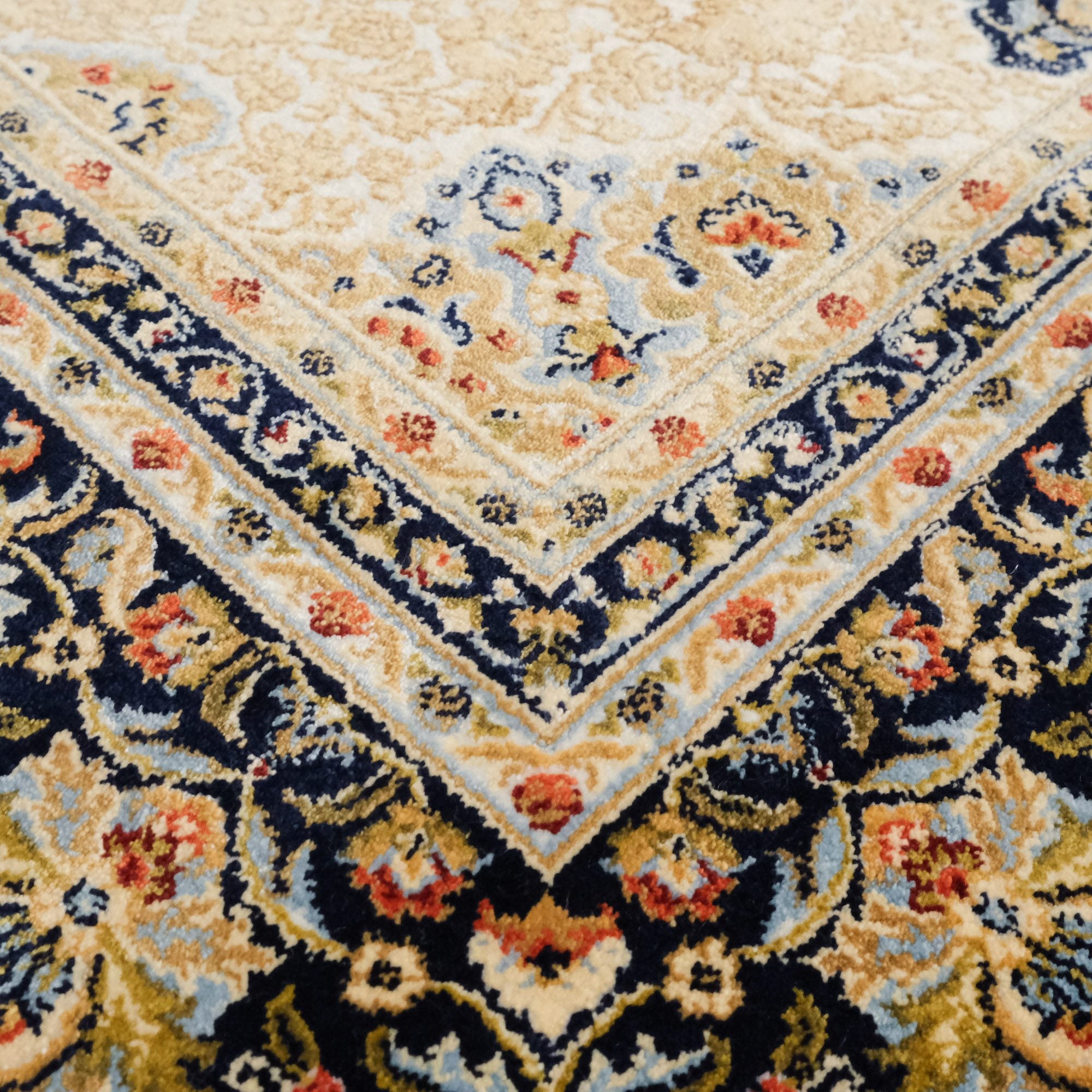 Makine Dokuma Çerçeve Desenli Krem Viskon Halı