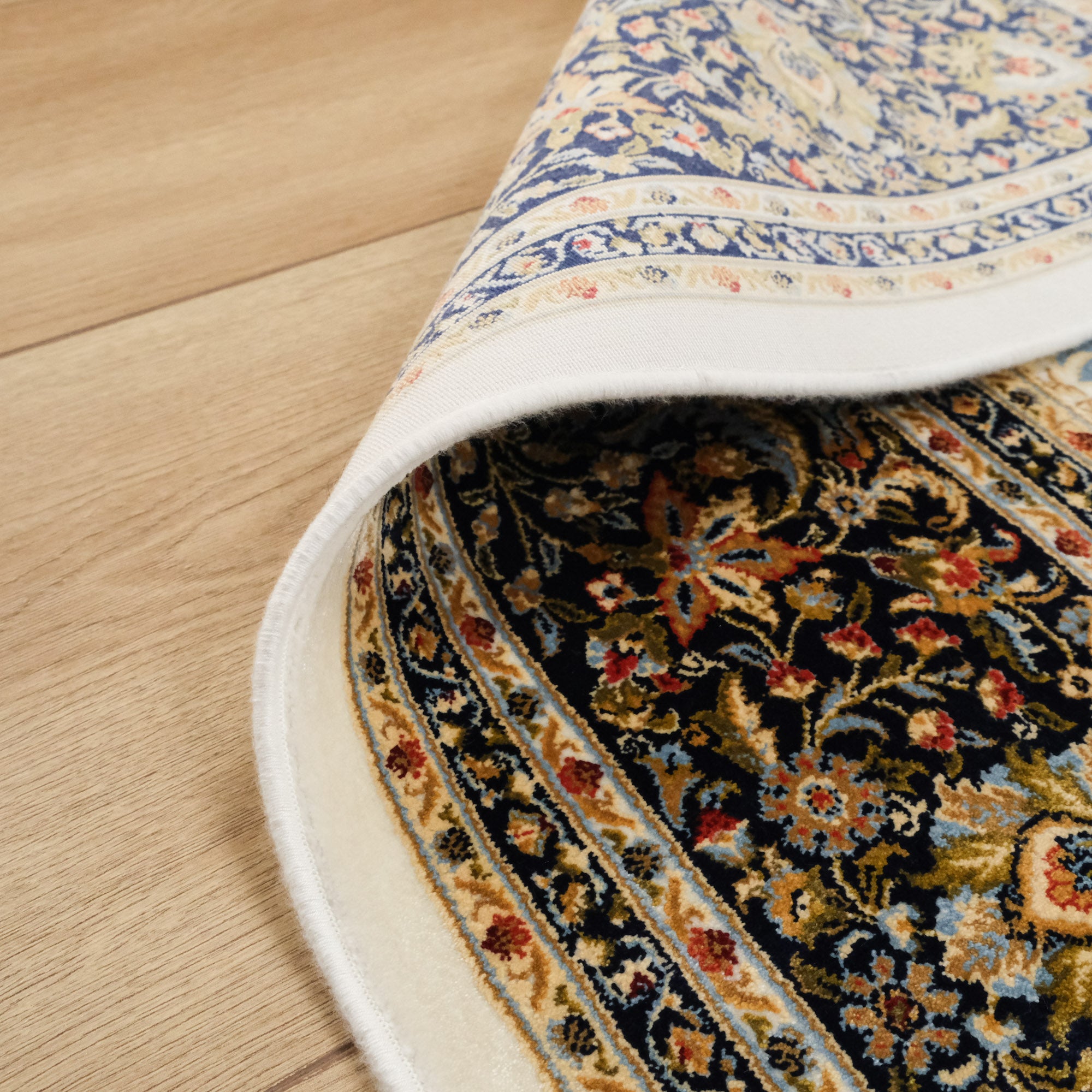 Makine Dokuma Çerçeve Desenli Krem Viskon Halı