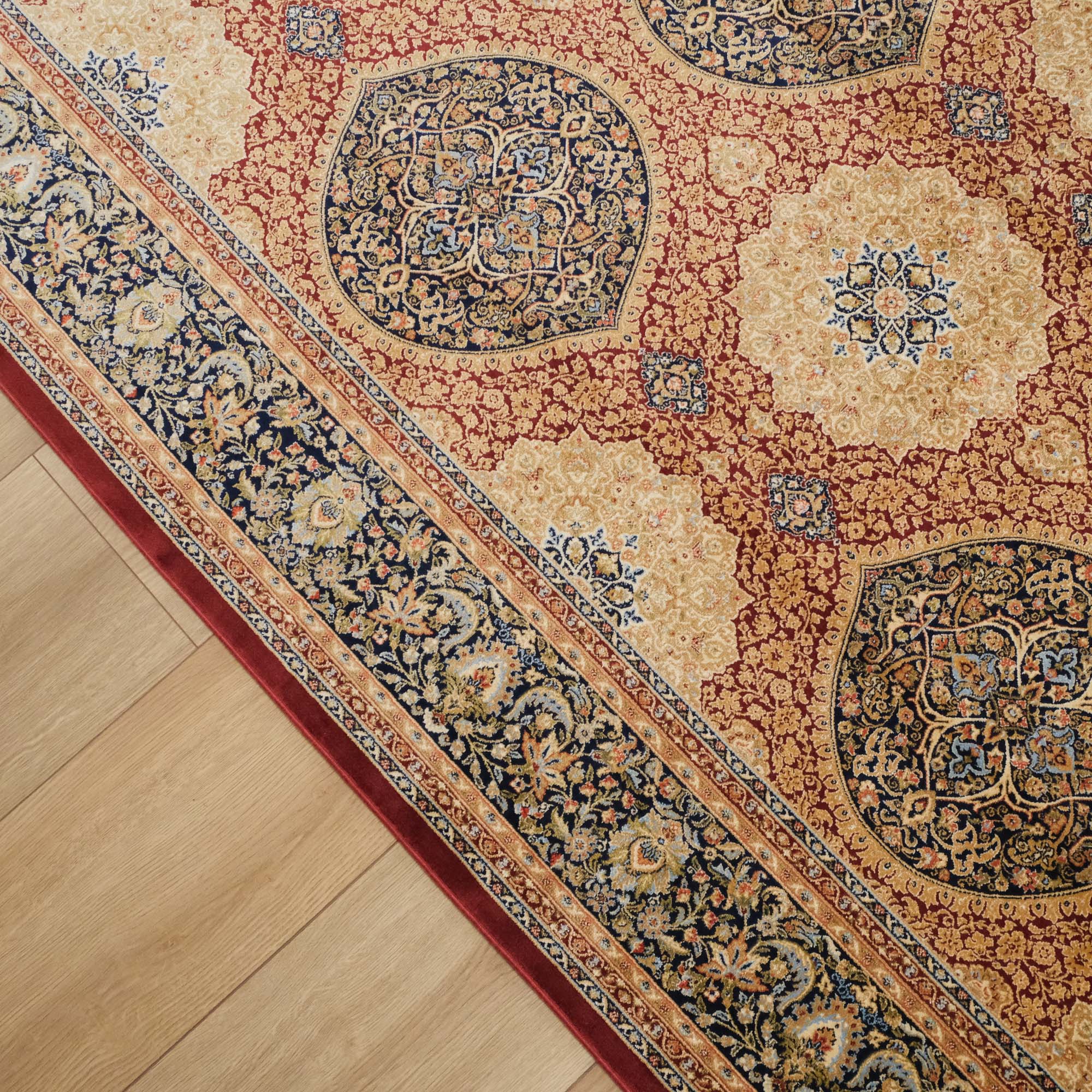 Makine Dokuma Çerçeve Desenli Viskon Halı