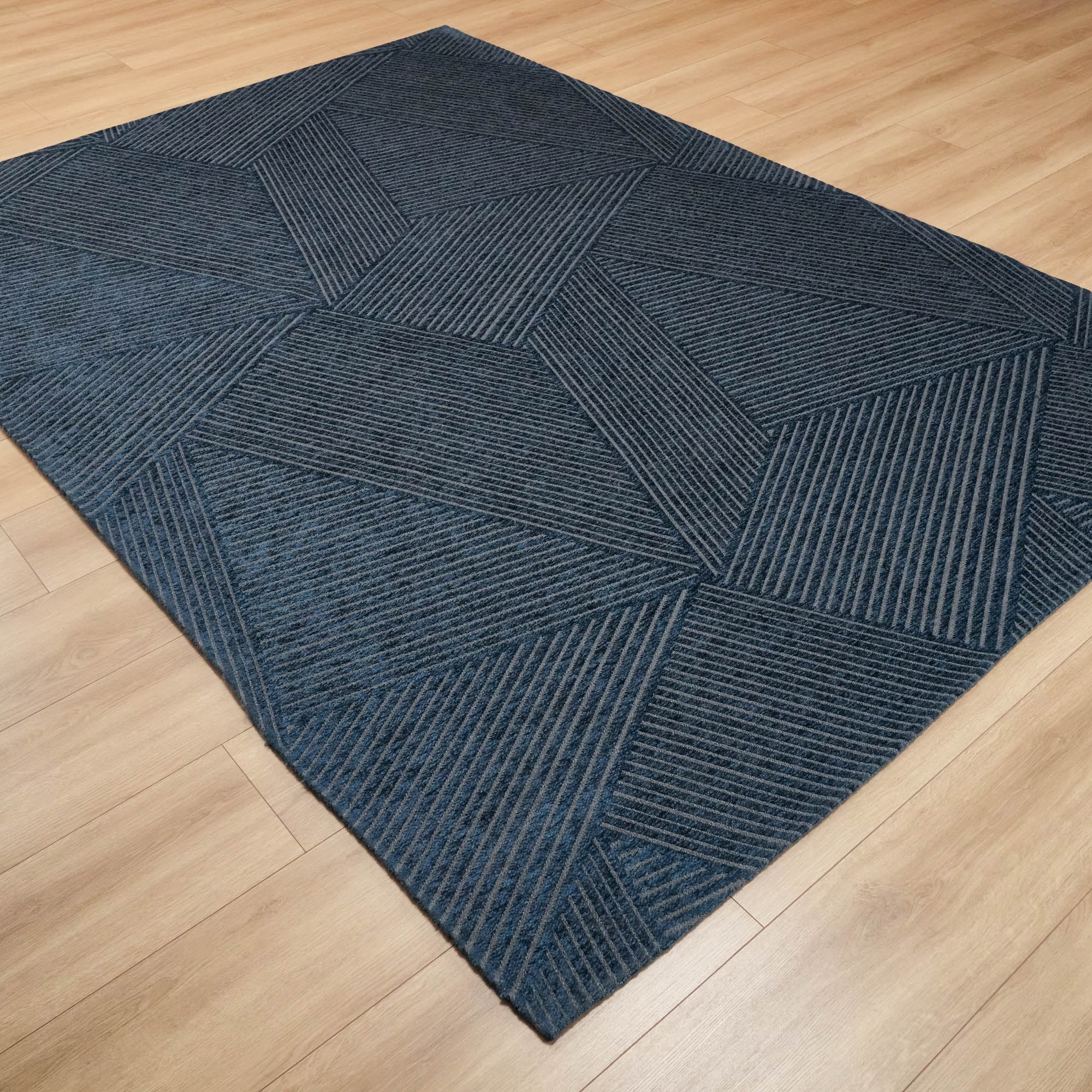 Makine Dokuma Geometrik Desenli Lacivert Halı