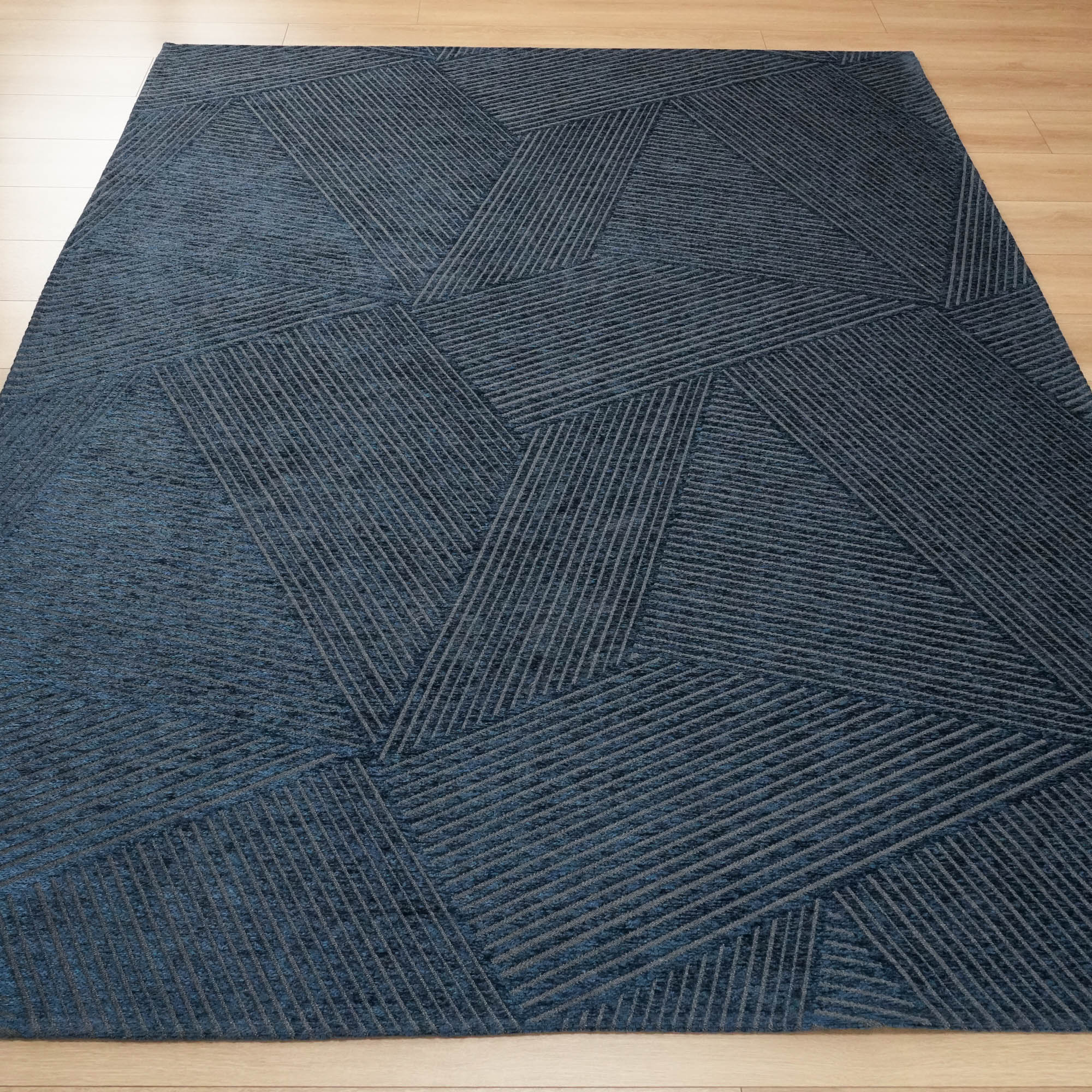 Makine Dokuma Geometrik Desenli Lacivert Halı