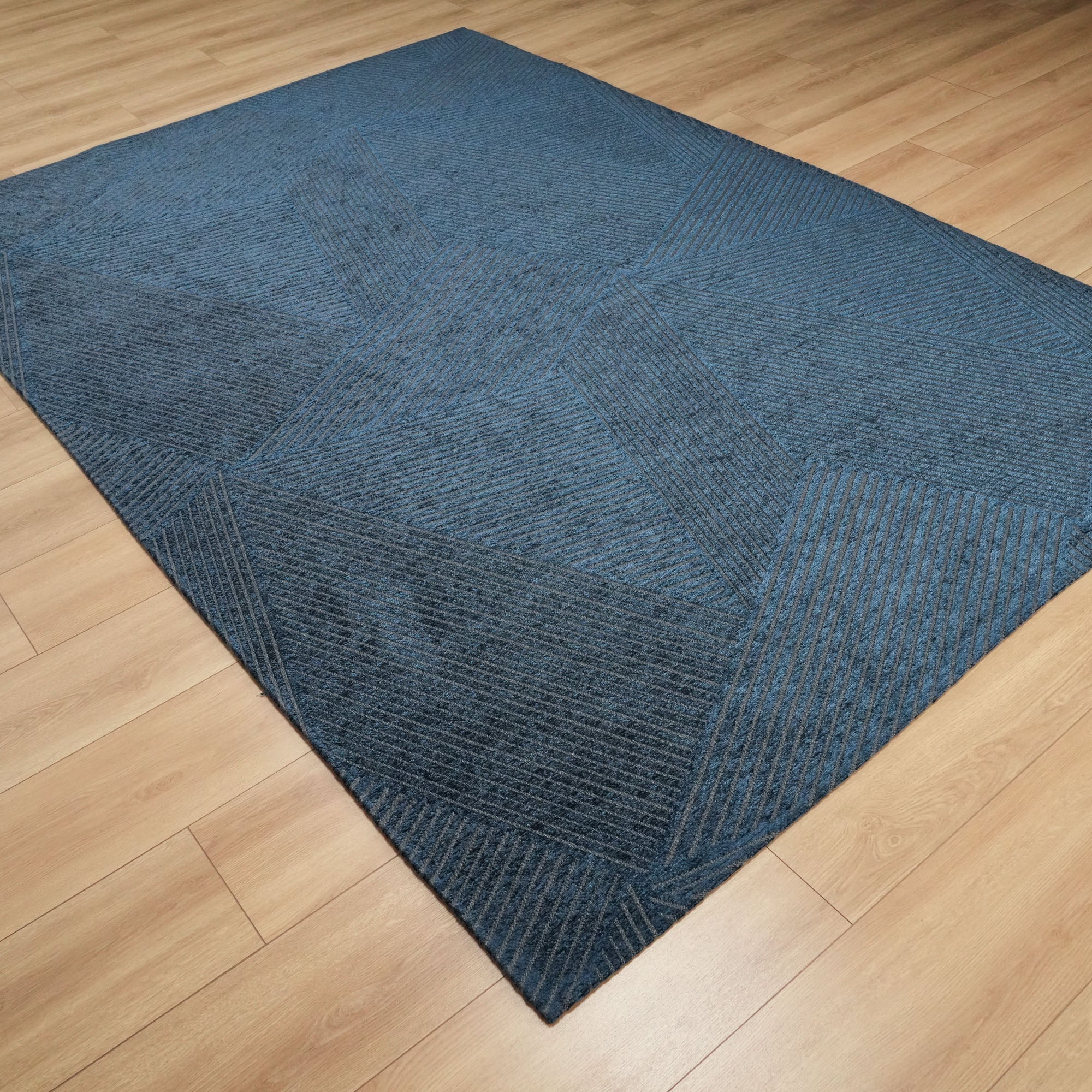 Makine Dokuma Geometrik Desenli Lacivert Halı