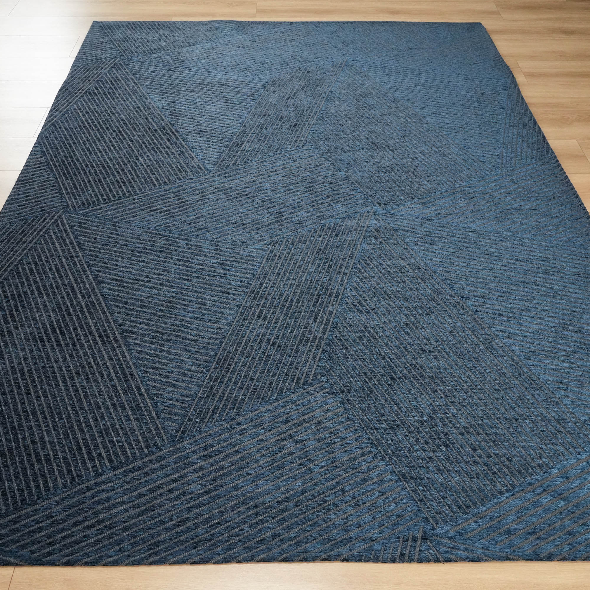 Makine Dokuma Geometrik Desenli Lacivert Halı