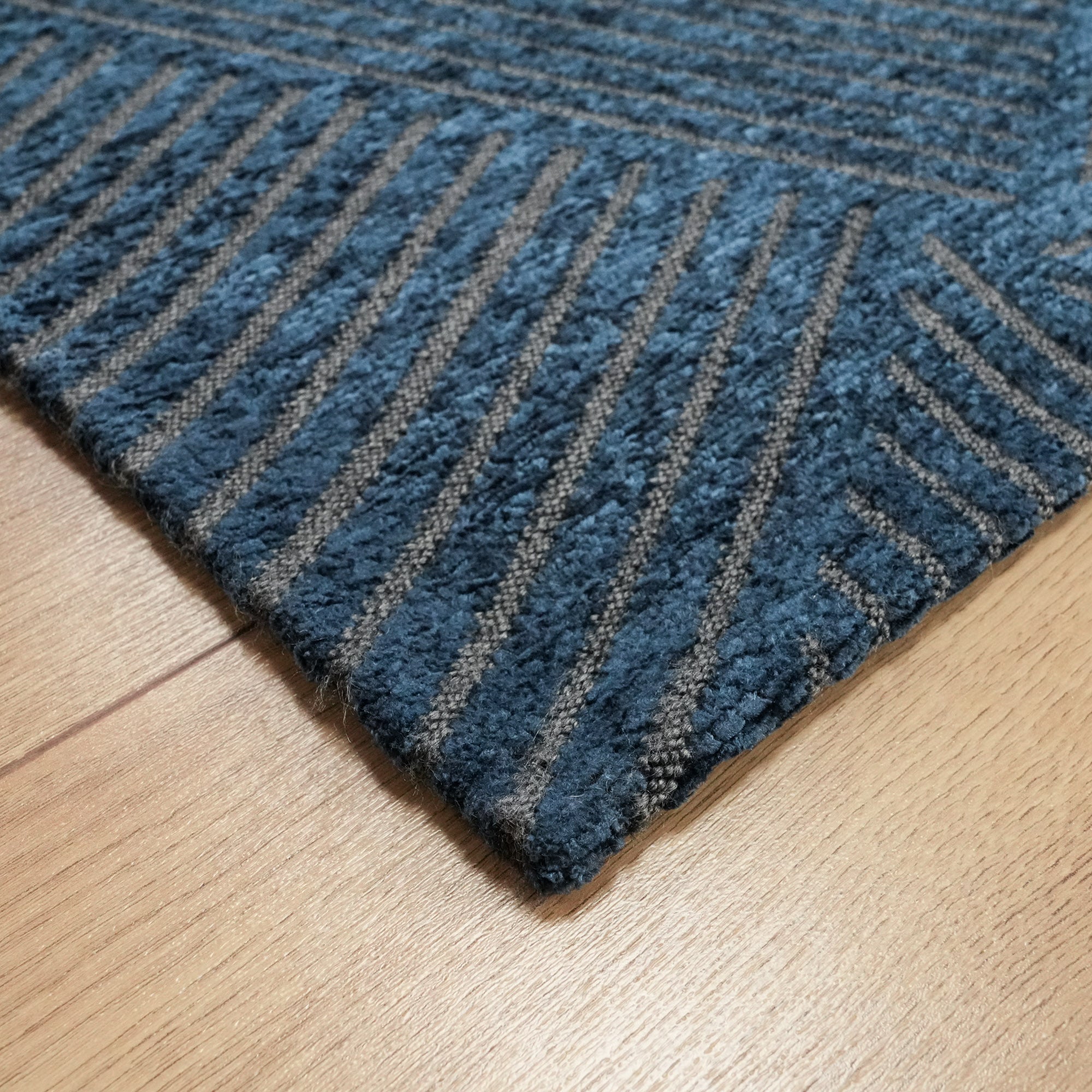 Makine Dokuma Geometrik Desenli Lacivert Halı