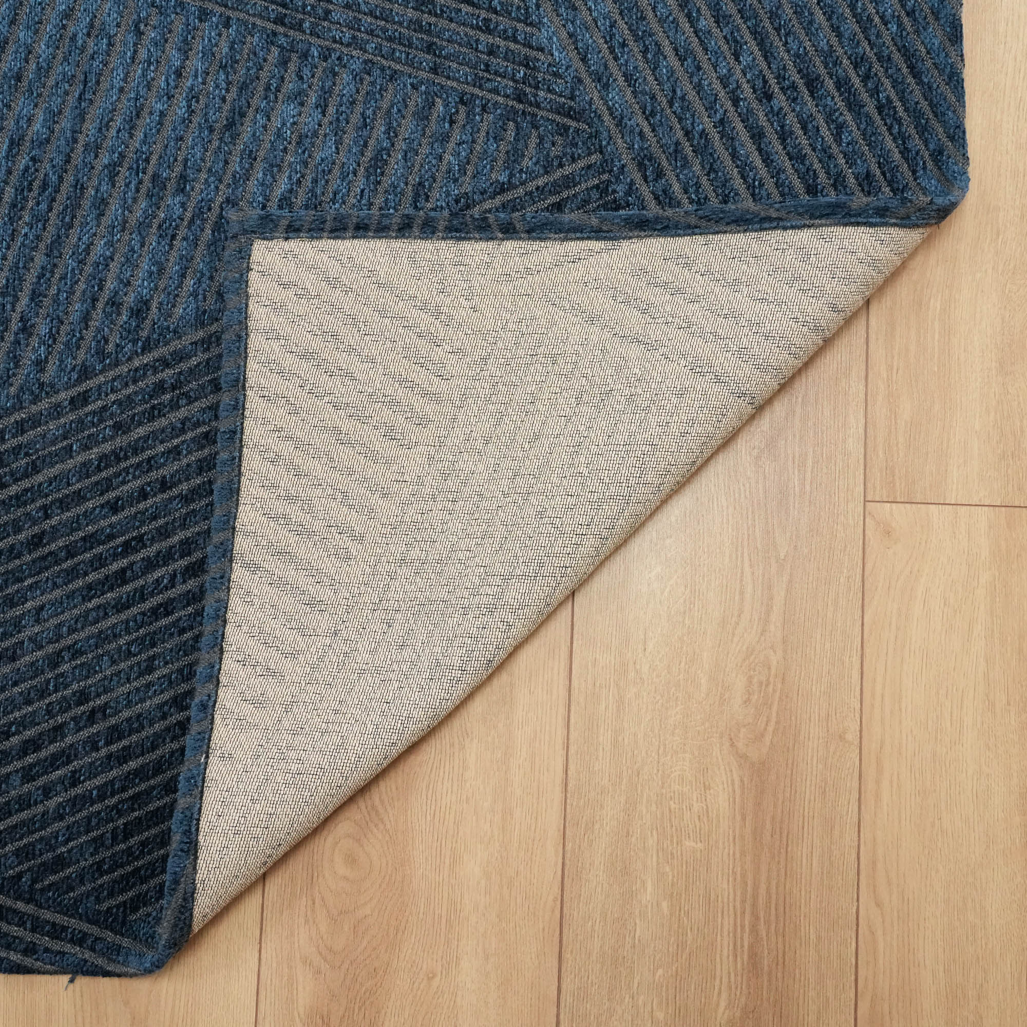 Makine Dokuma Geometrik Desenli Lacivert Halı