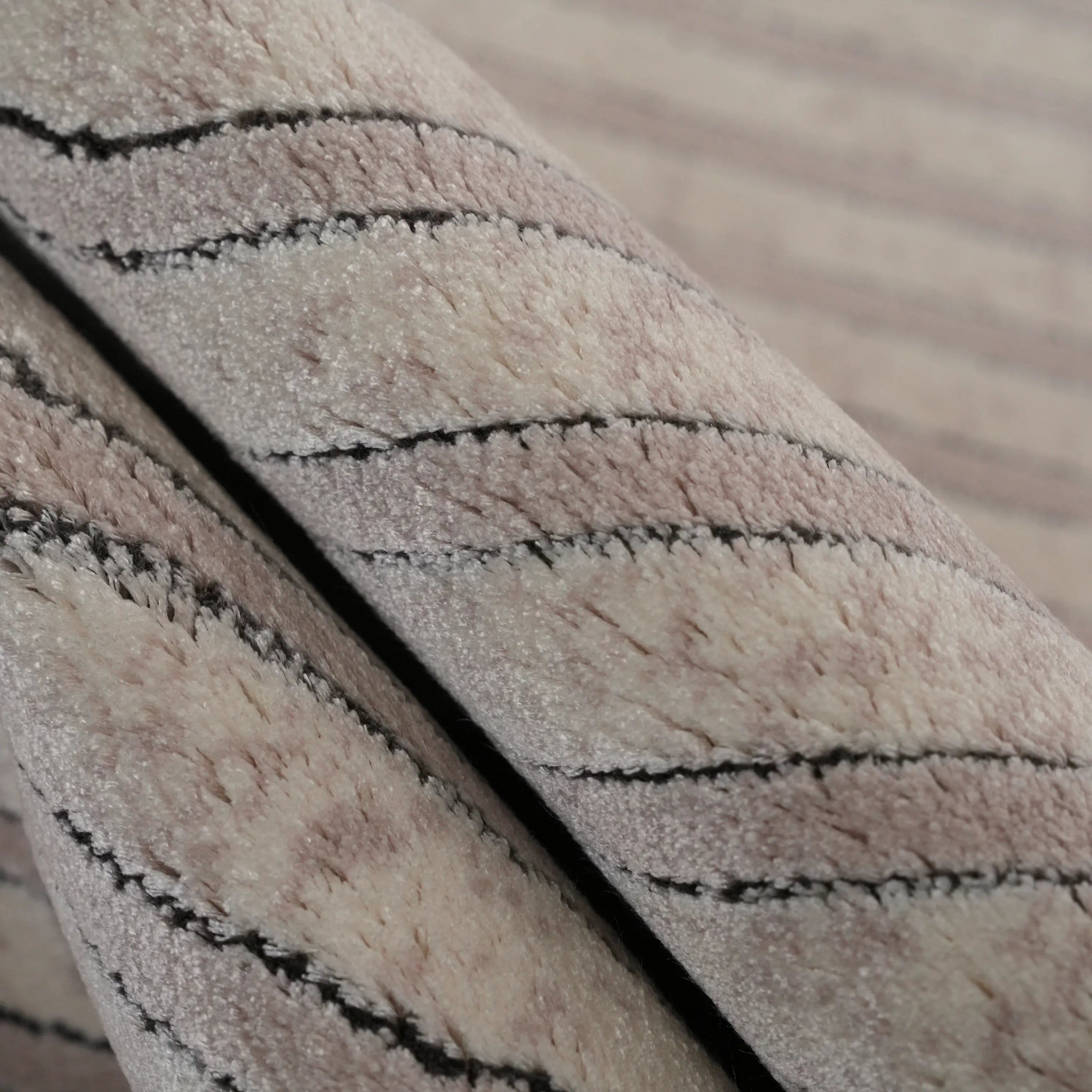 Lapis Serisi Çizgi Desenli Krem Viskon Halı