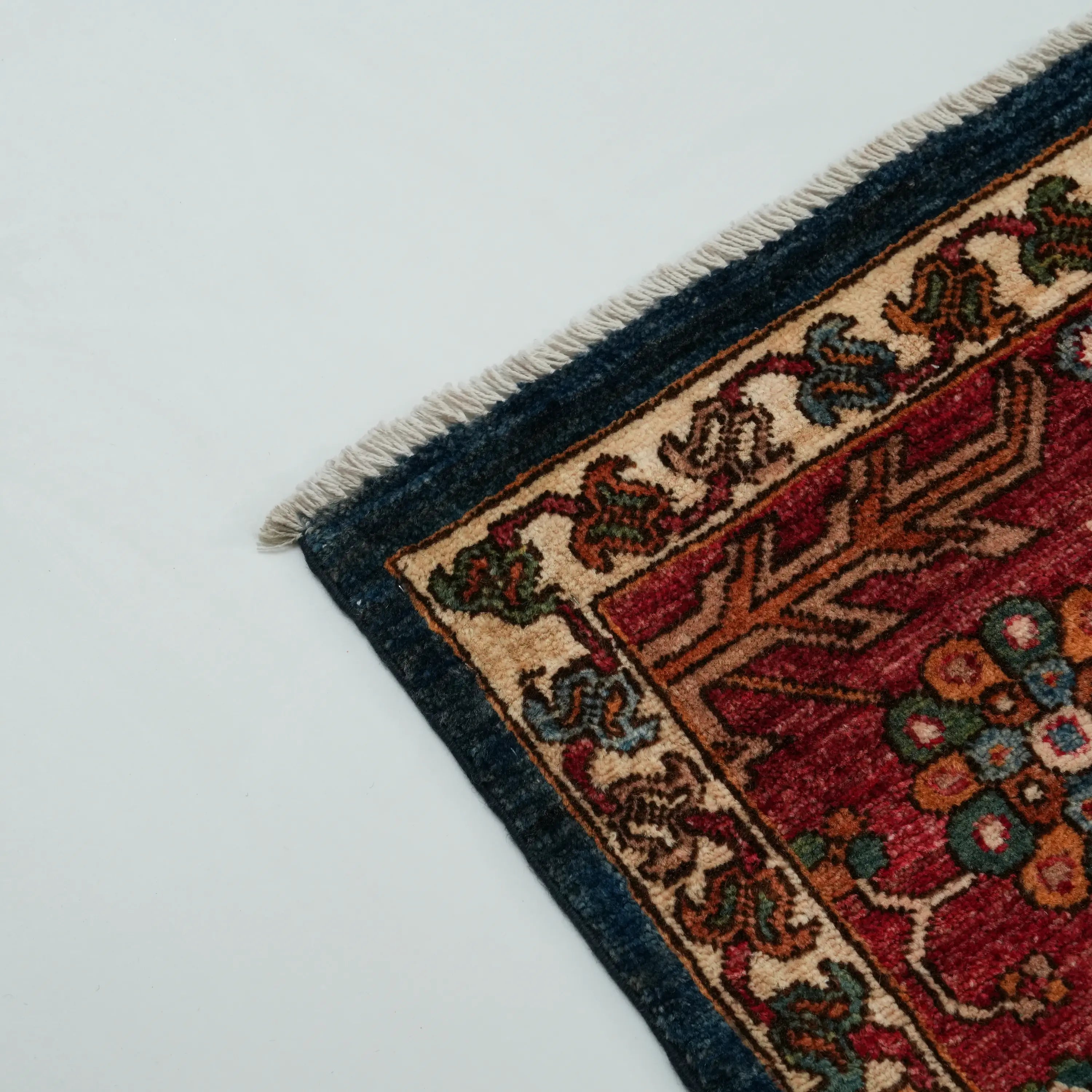 Mihman Serisi El Dokuma Anadolu Desenli Lacivert Yün Halı