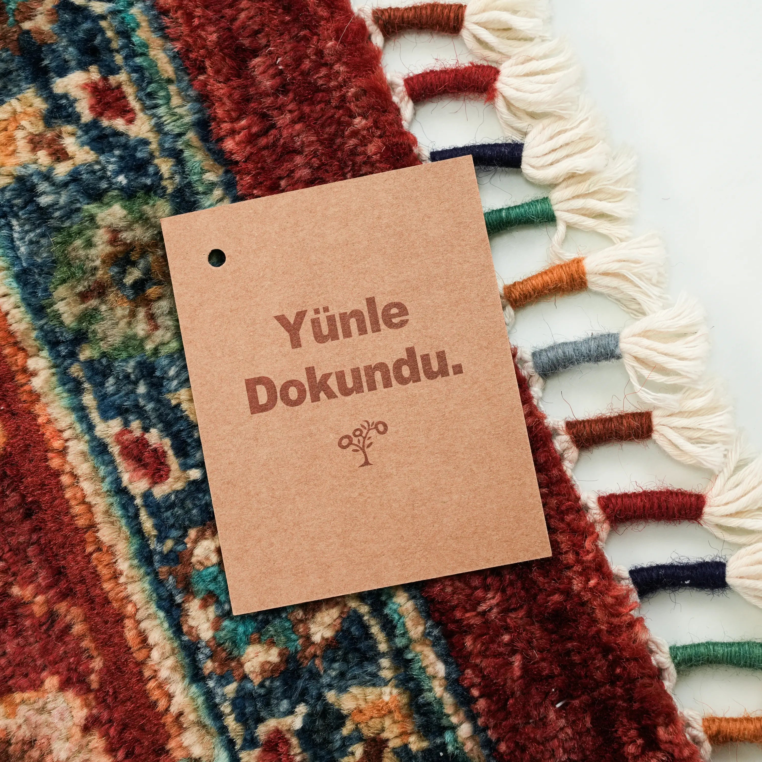 Mihman Serisi El Dokuma Madalyon Uşak Desenli Mavi Yün Halı