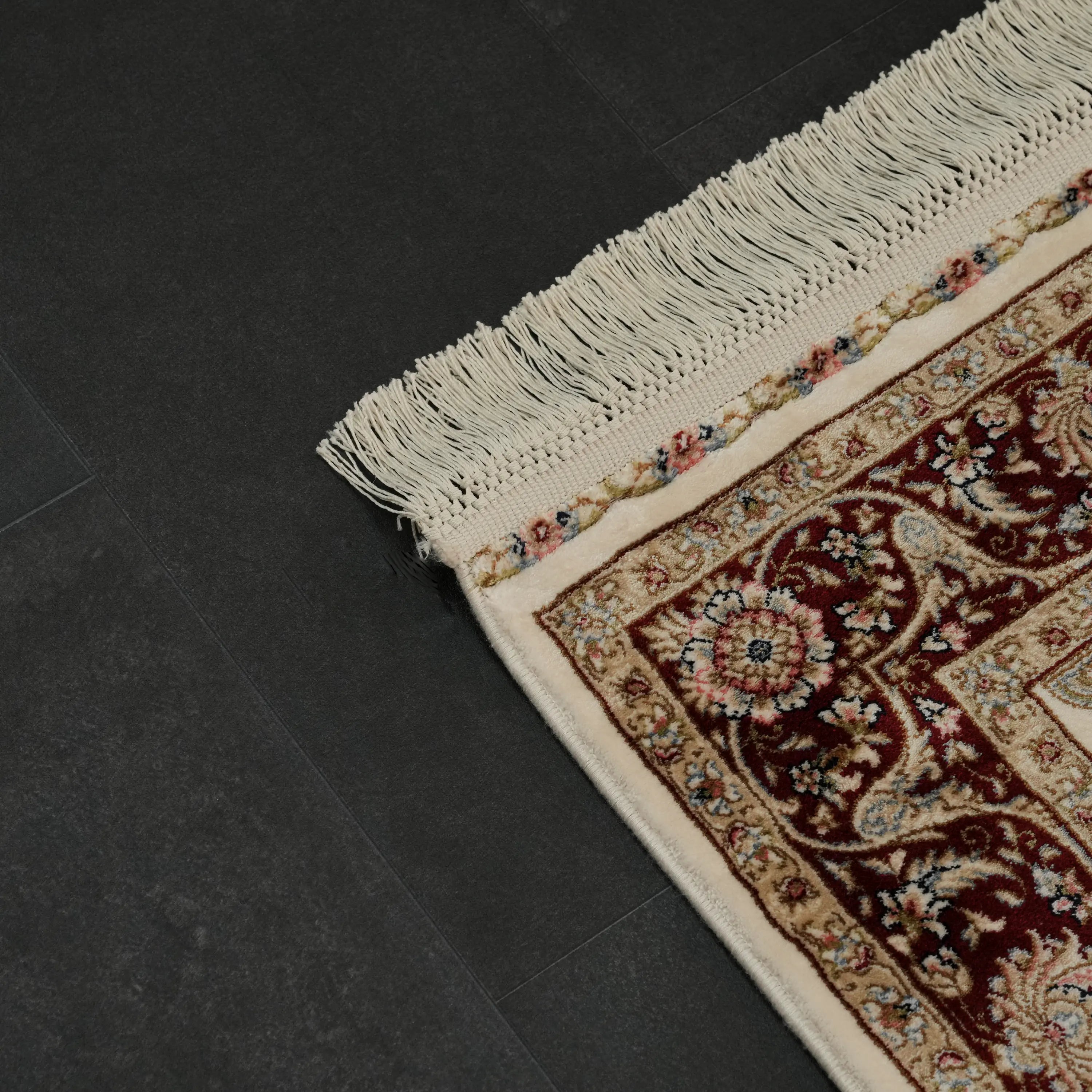 Mihrap Desenli Krem Viskon Halı Seccade