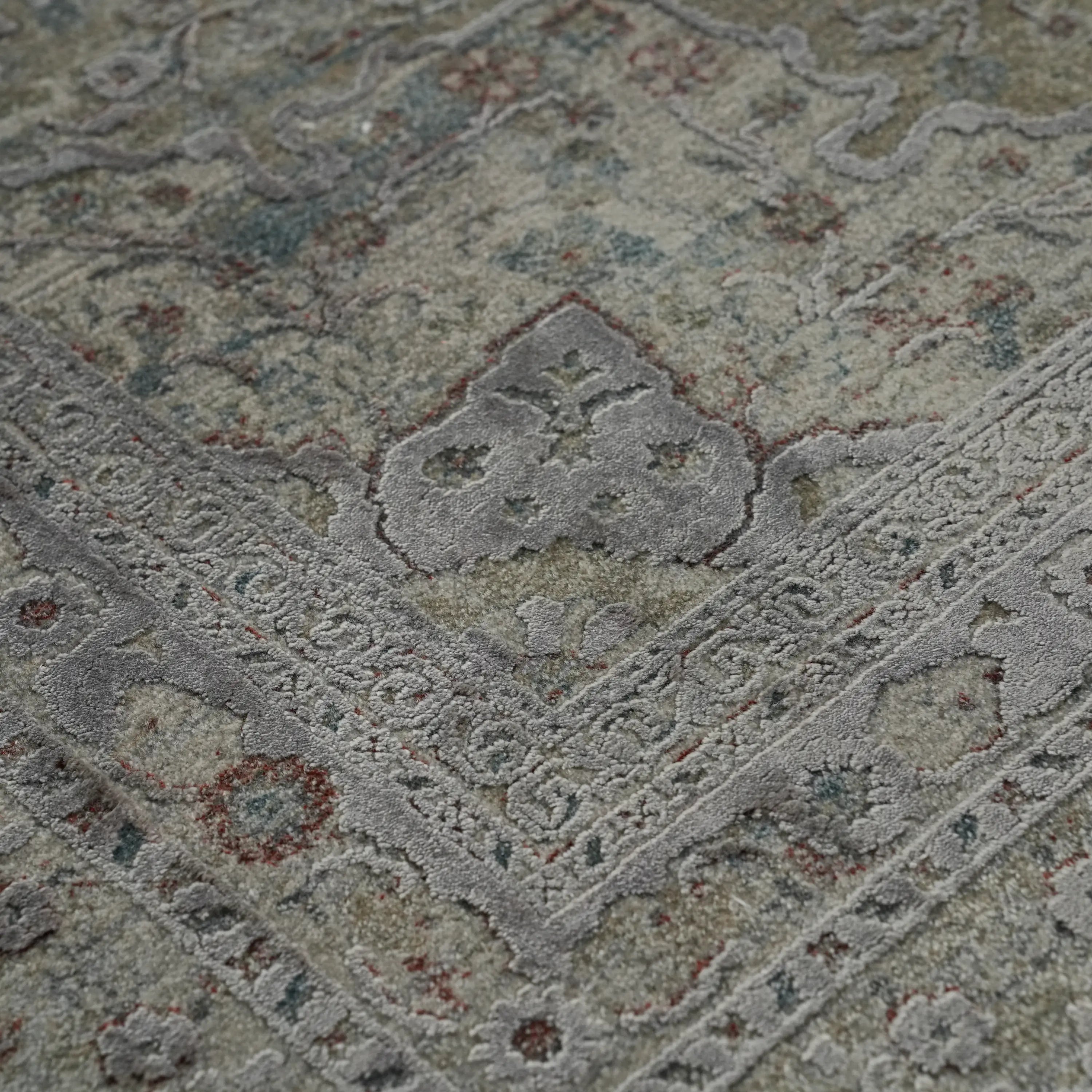 Odak Serisi Çiçek Desenli Gri Viskon Halı