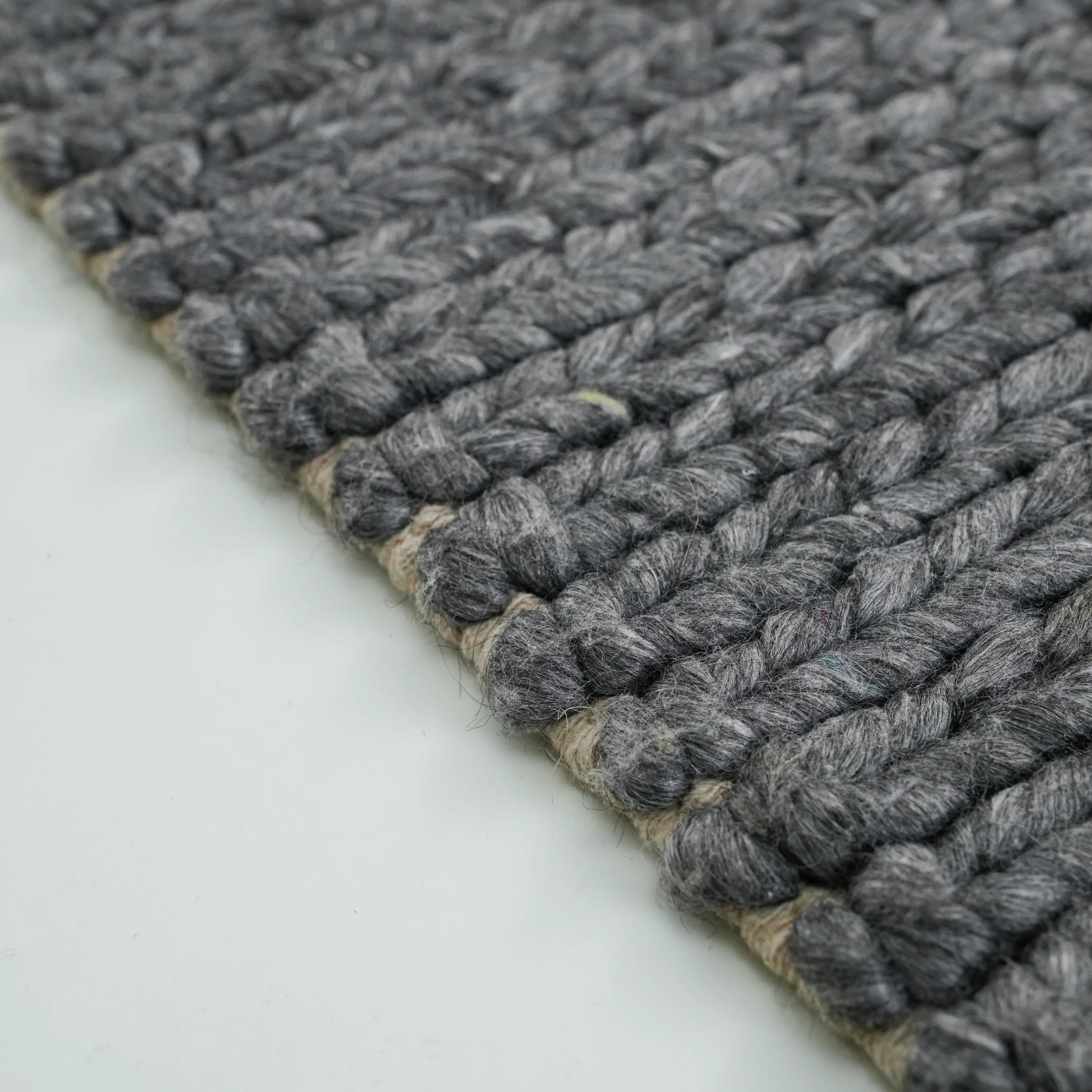 Örge Serisi El Dokuma Çizgi Desenli Antrasit Yün Halı