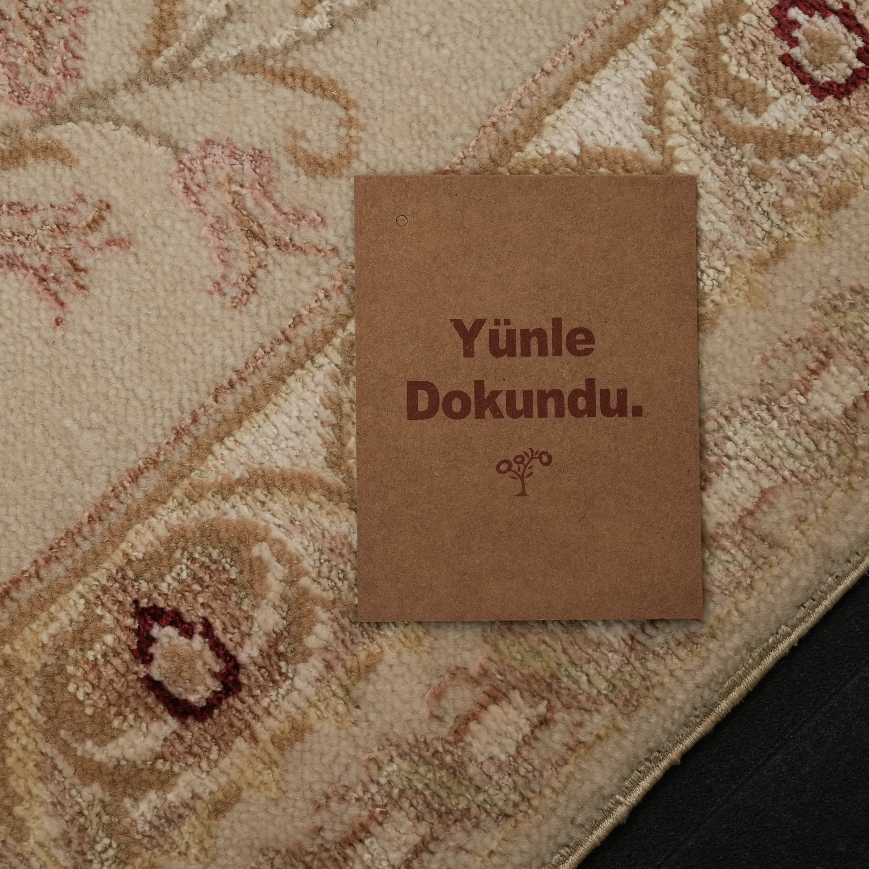 Pera Serisi El Dokuma Çiçek Desenli Krem İpekli Halı