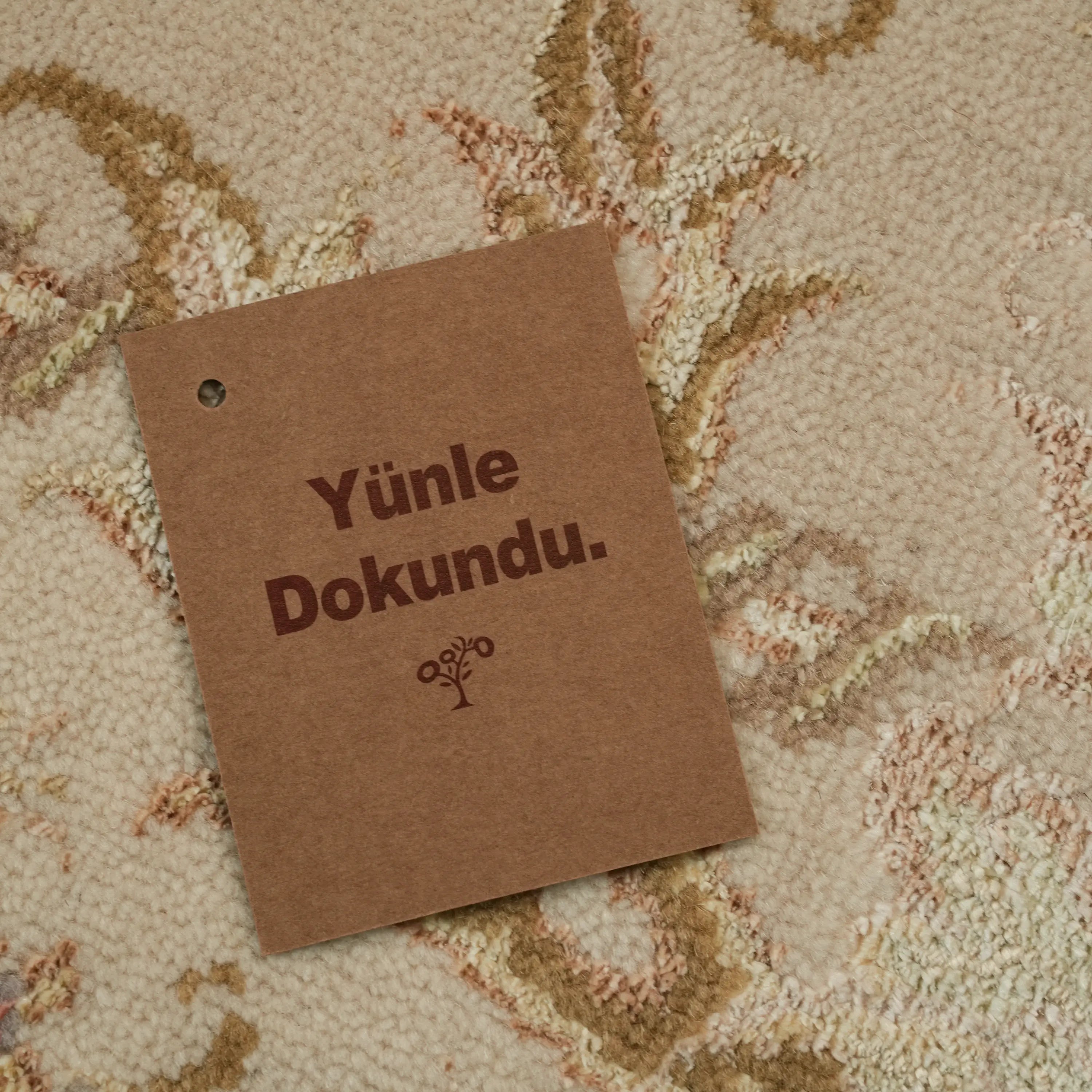 Pera Serisi El Dokuma Çiçek Desenli Krem İpekli Halı