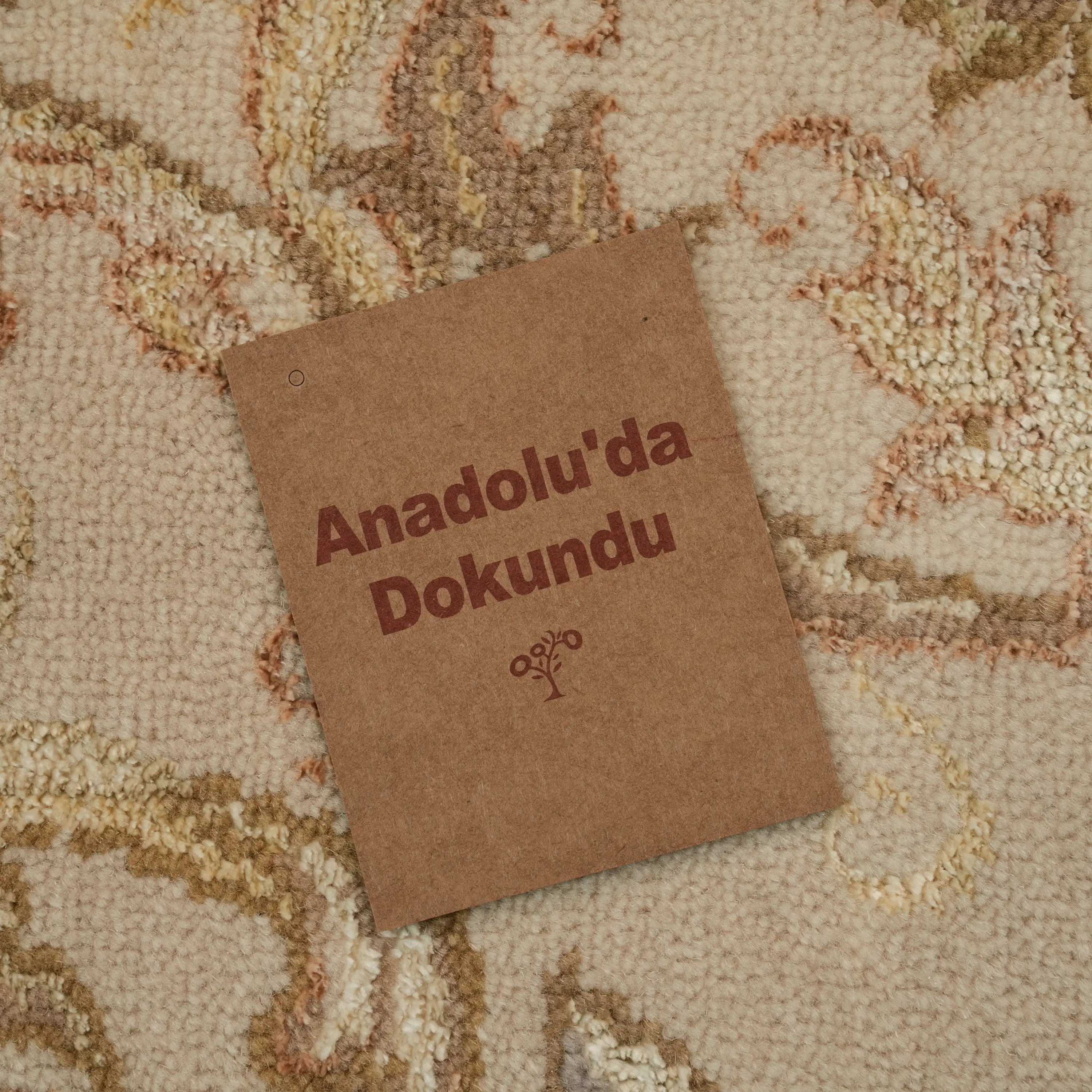 Pera Serisi El Dokuma Çiçek Desenli Krem İpekli Halı