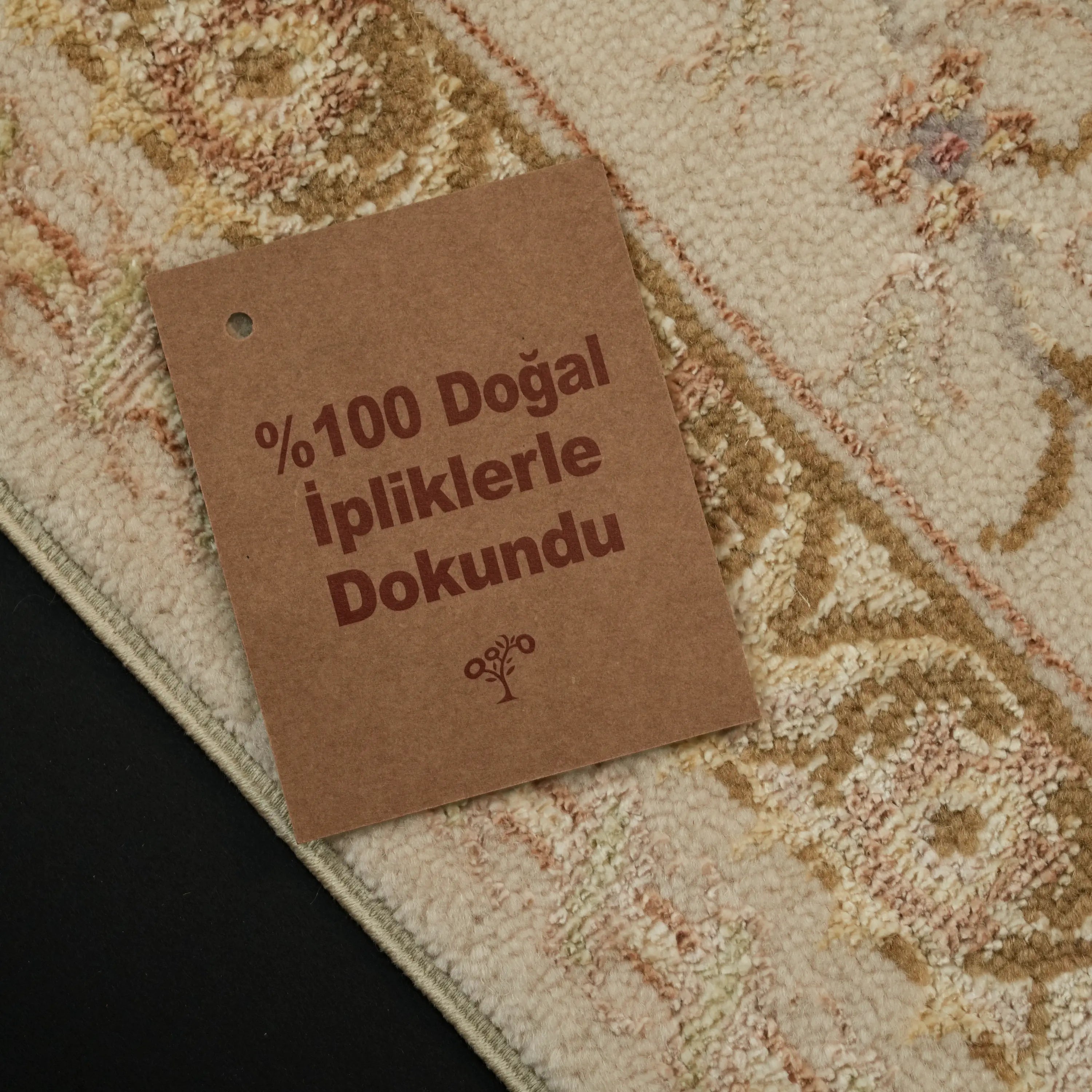 Pera Serisi El Dokuma Çiçek Desenli Krem İpekli Halı