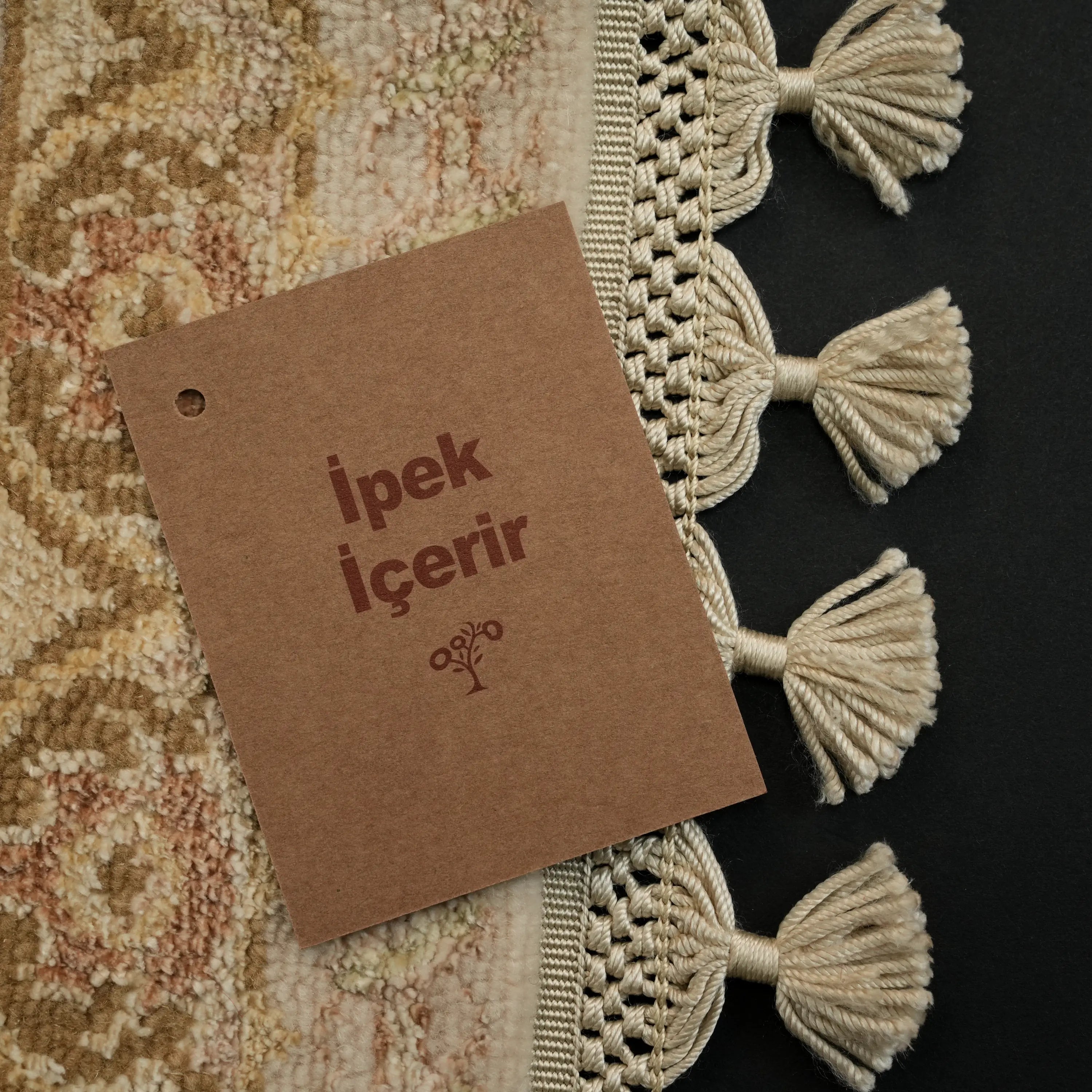 Pera Serisi El Dokuma Çiçek Desenli Krem İpekli Halı