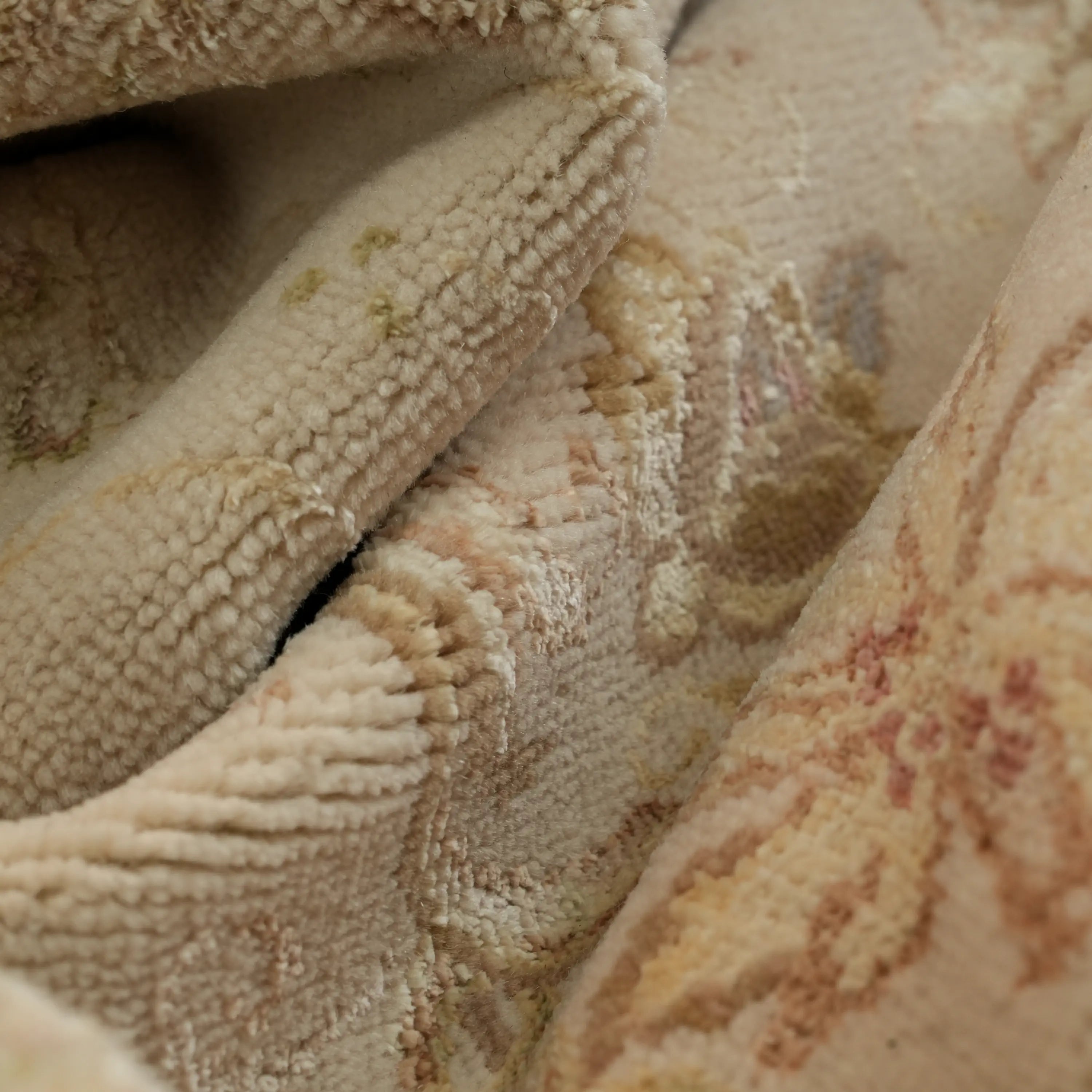 Pera Serisi El Dokuma Çiçek Desenli Krem İpekli Halı