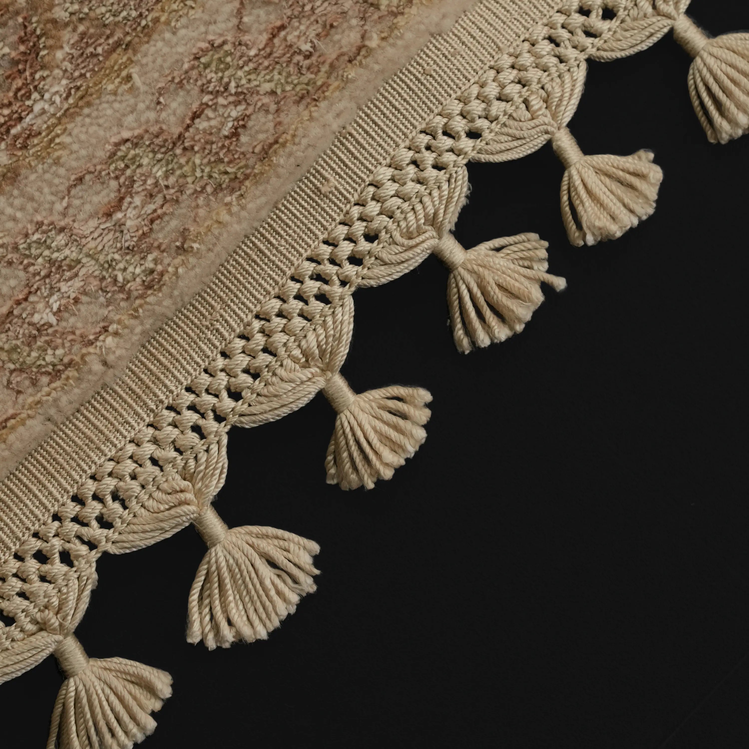 Pera Serisi El Dokuma Çiçek Desenli Krem İpekli Halı