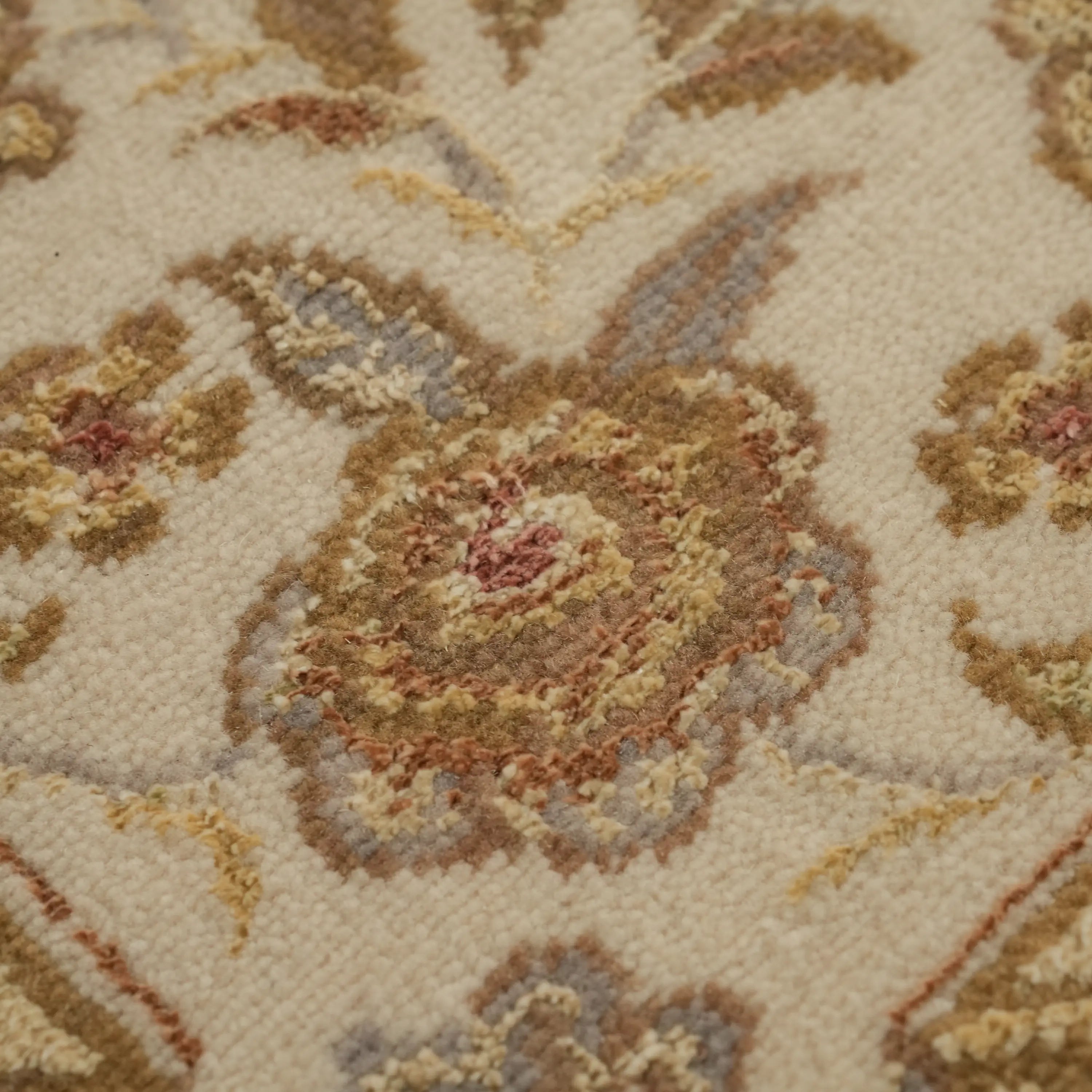 Pera Serisi El Dokuma Çiçek Desenli Krem İpekli Halı