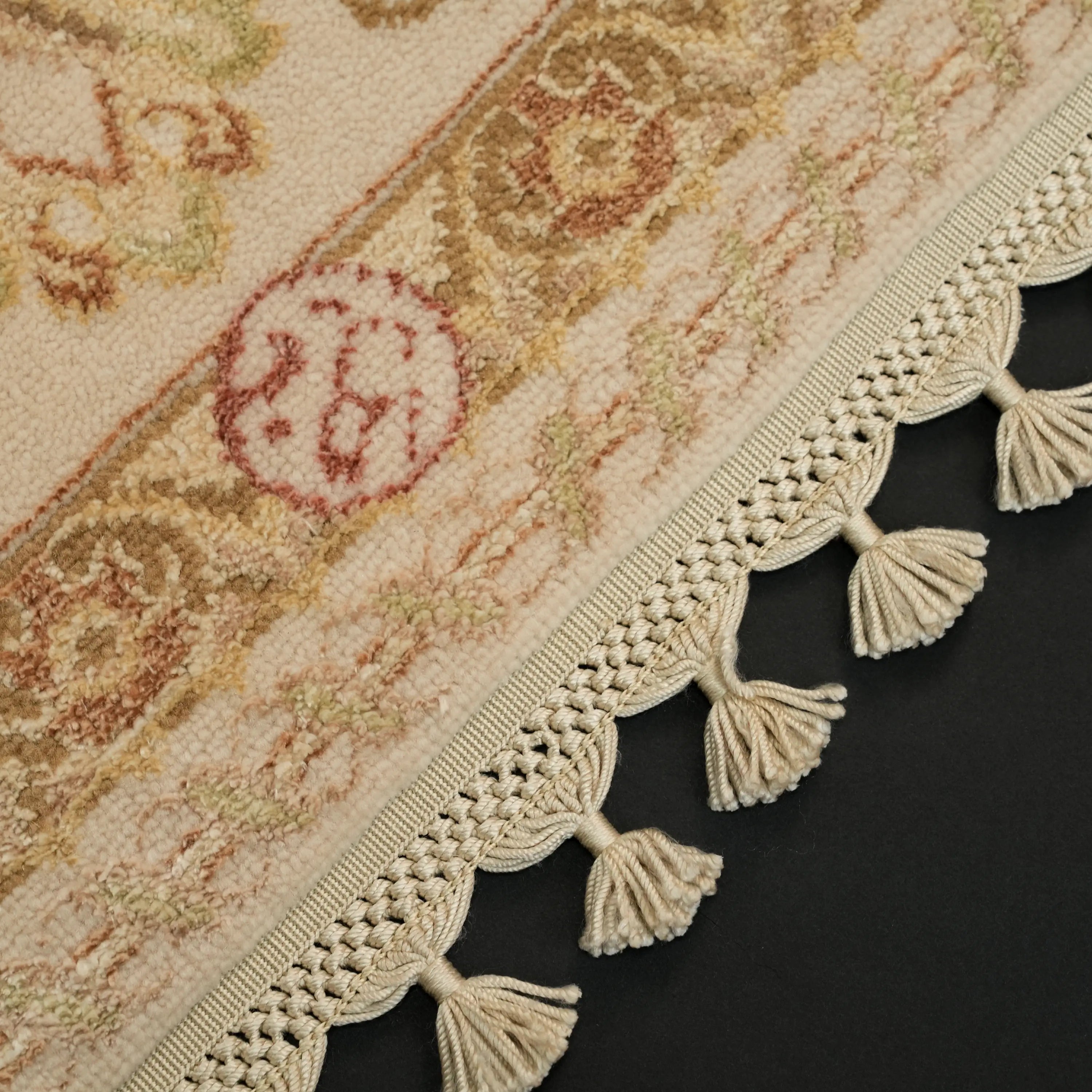 Pera Serisi El Dokuma Çiçek Desenli Krem İpekli Halı