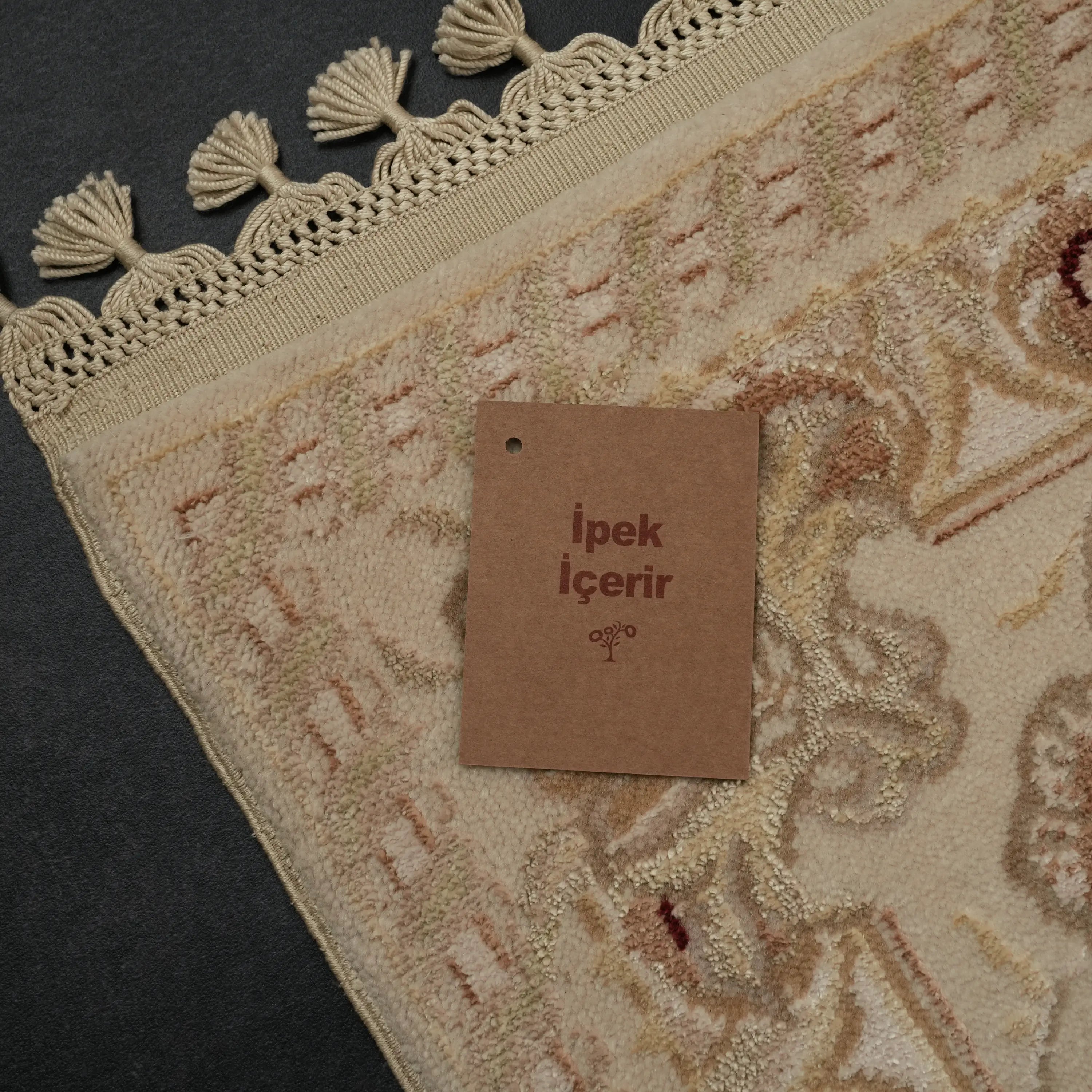 Pera Serisi El Dokuma Çiçek Desenli Krem İpekli Halı