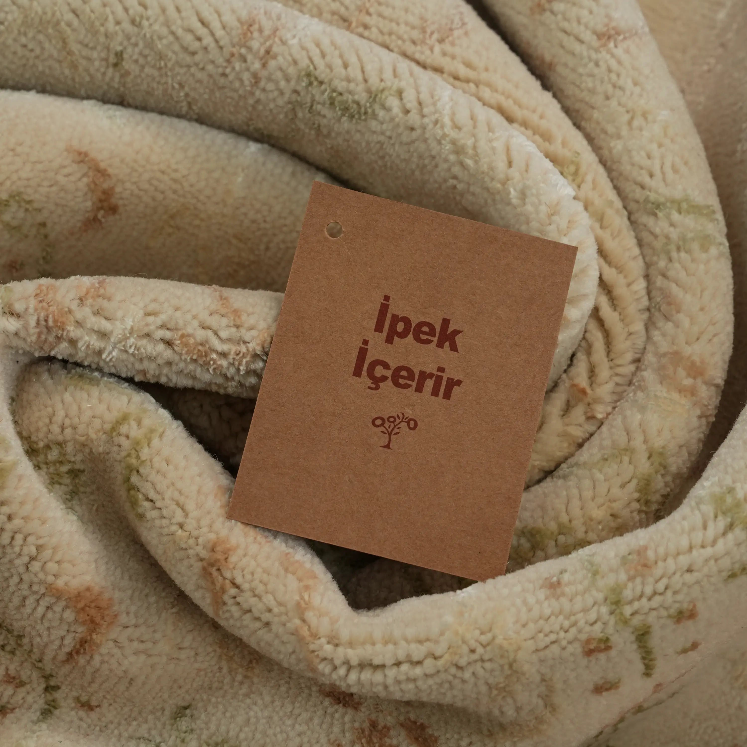 Pera Series Handwoven Flower Pattern Wool Cream Rug