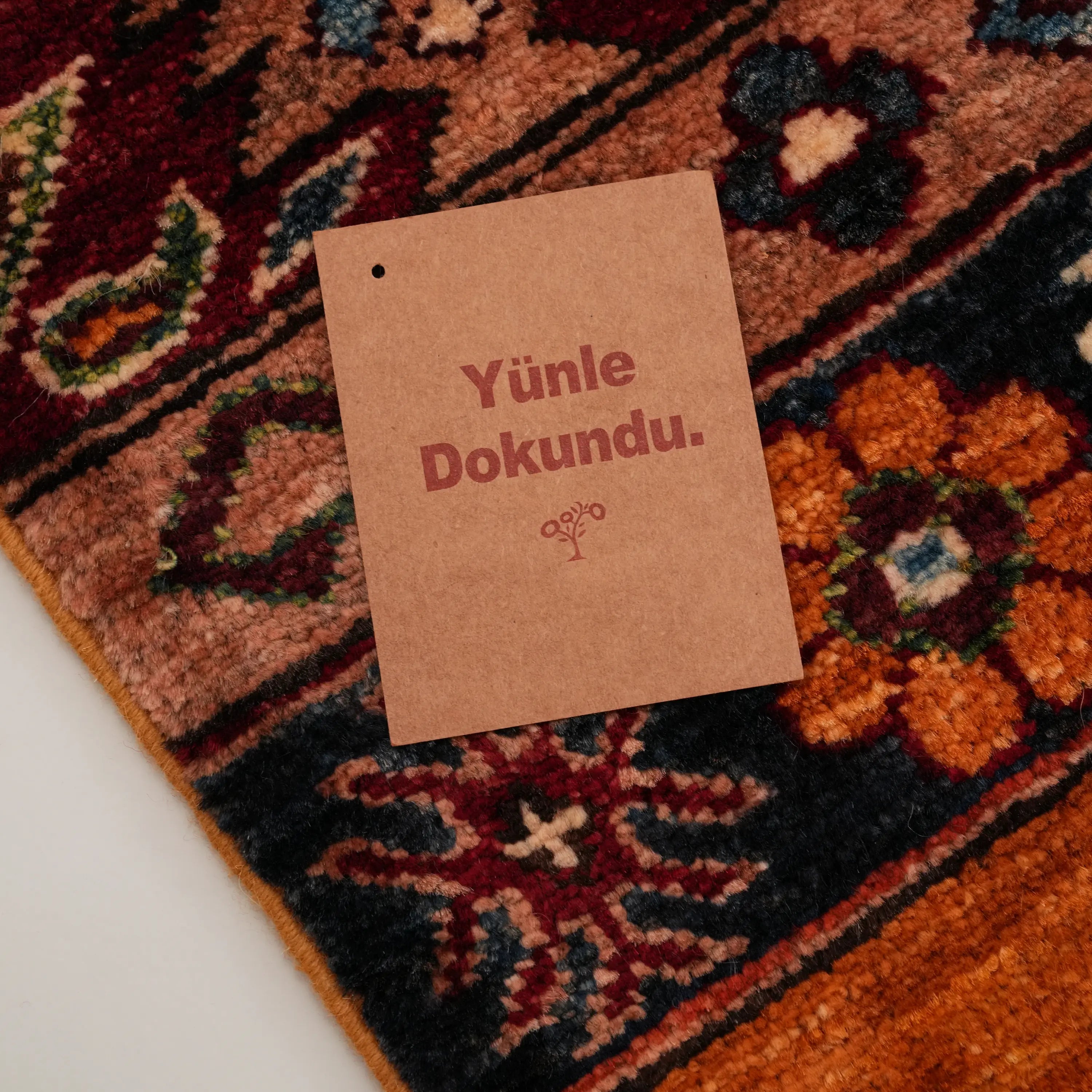 Pinhan Serisi El Dokuma Anadolu Desenli Yün Sarı Halı