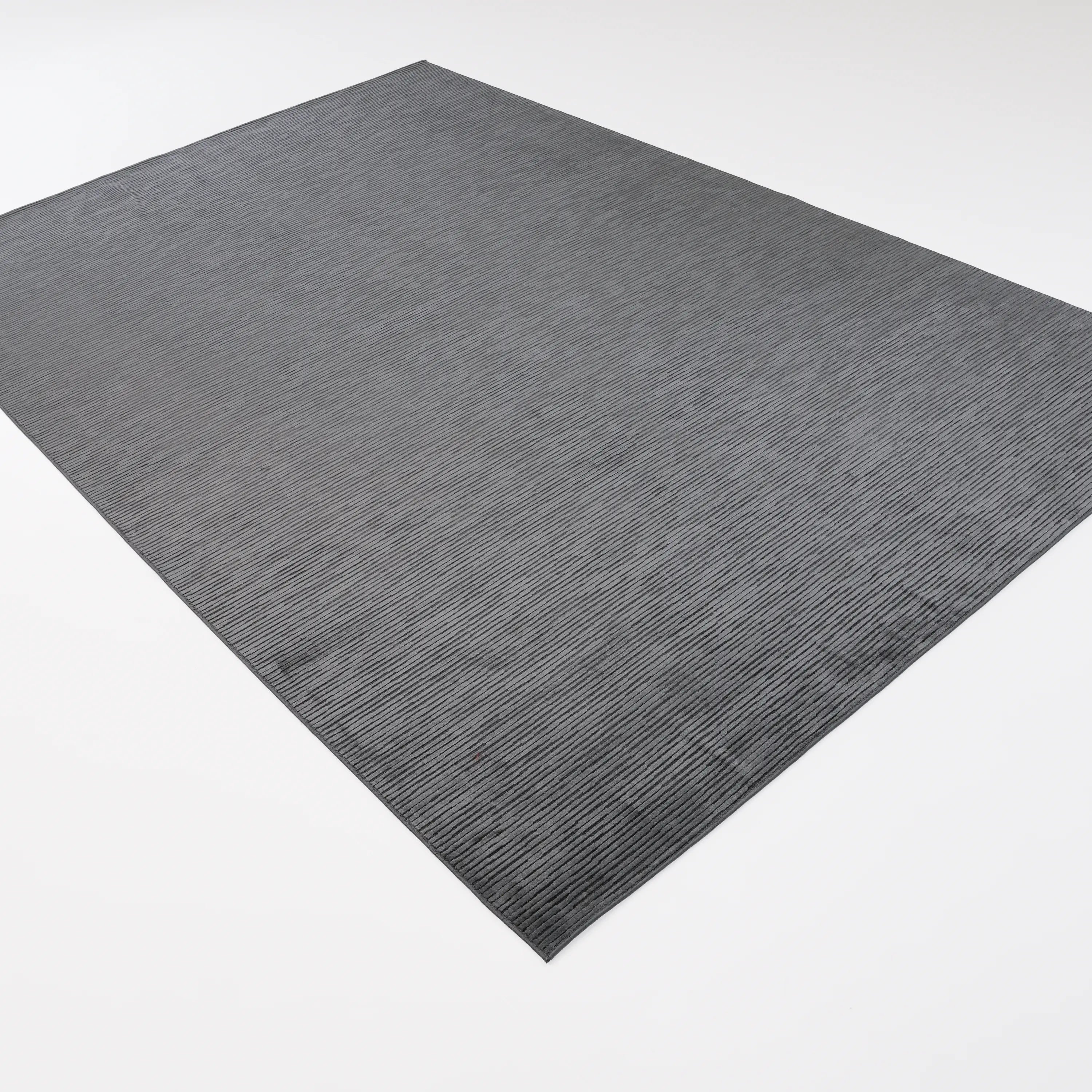 Sade Desenli Antrasit Viskon Halı