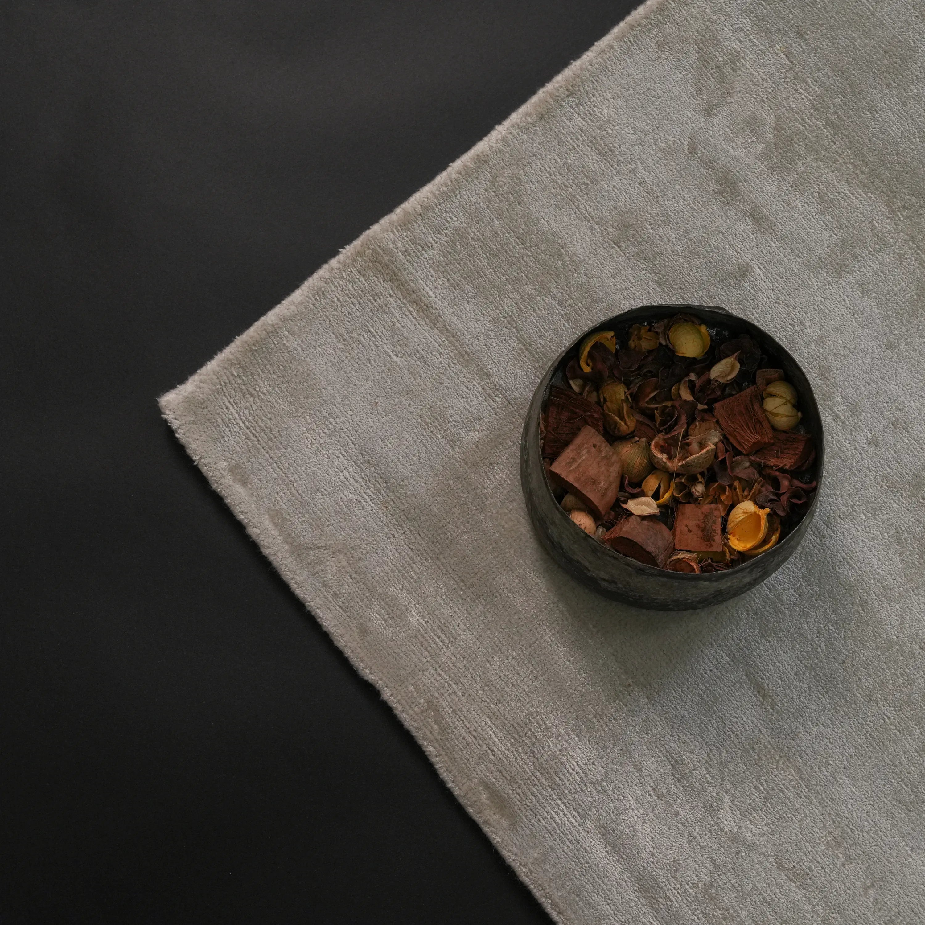 Plain Patterned Grey Viscose Loom Woven Rug