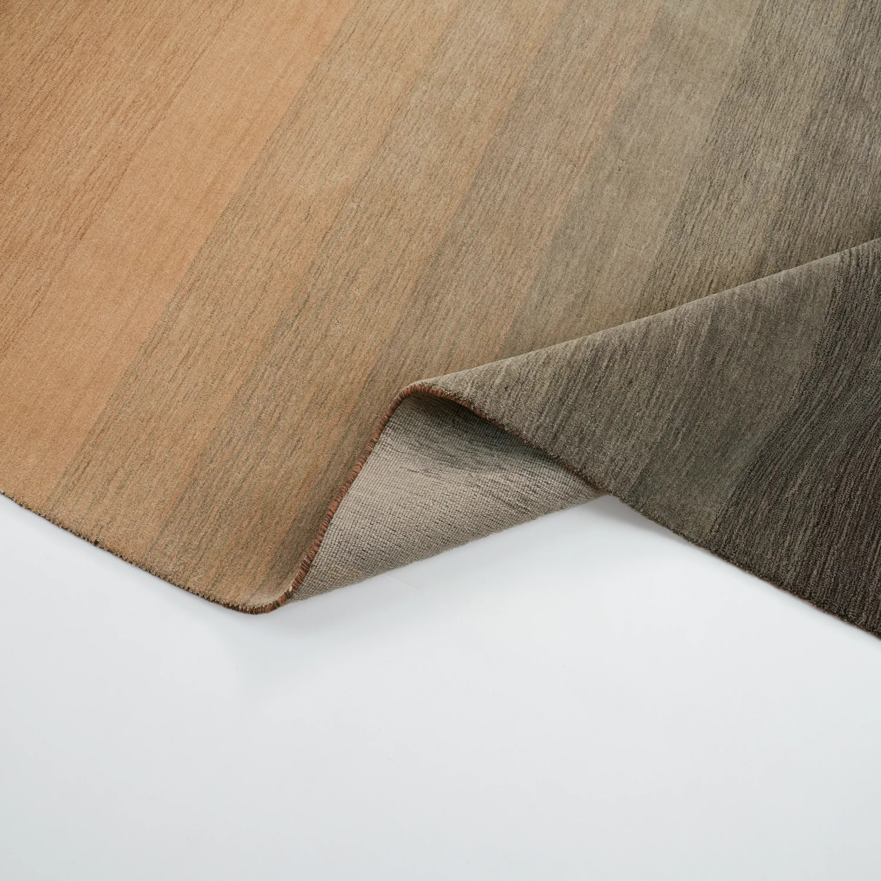 Sade Desenli Kahverengi Yün Tezgah Dokuma Halı