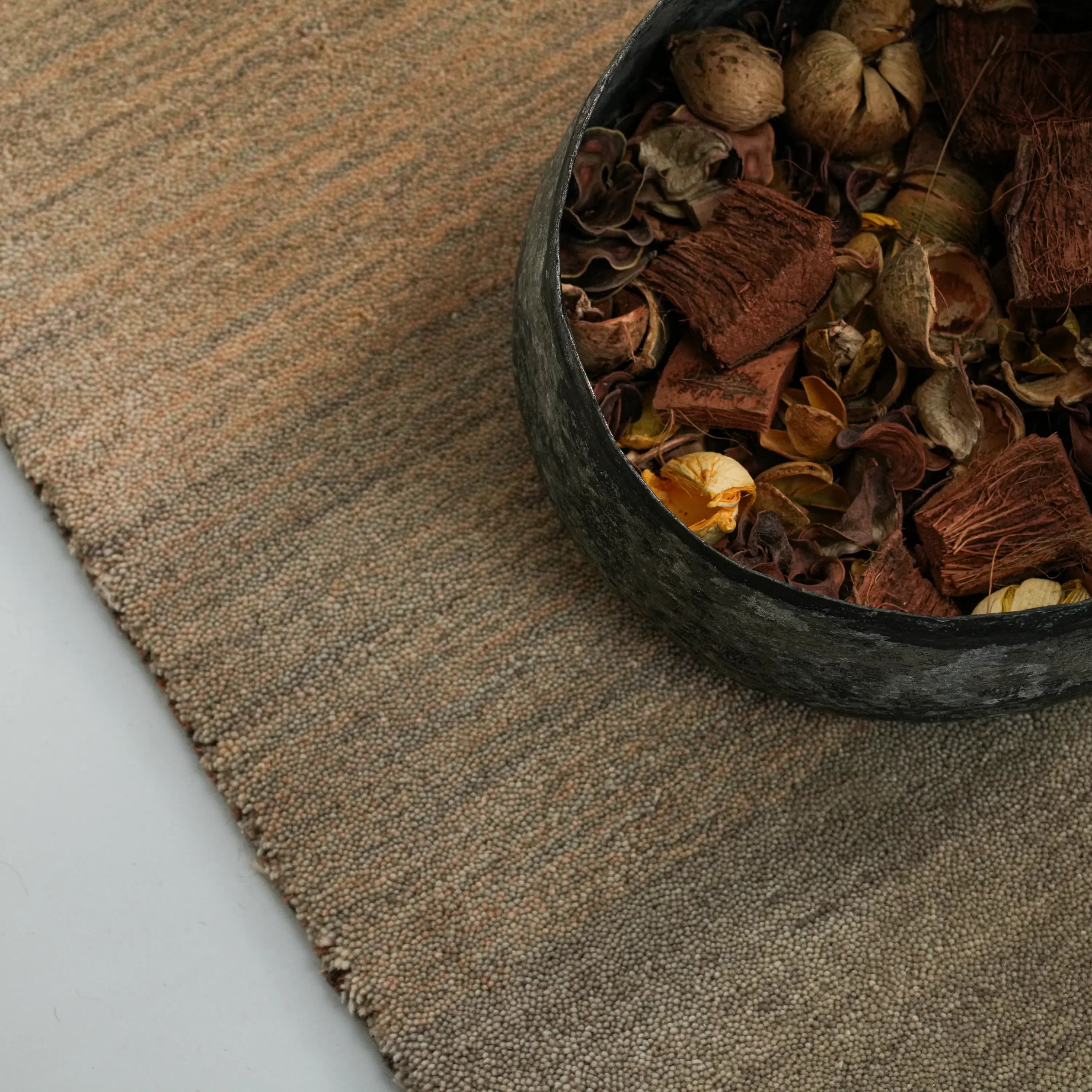 Sade Desenli Kahverengi Yün Tezgah Dokuma Halı