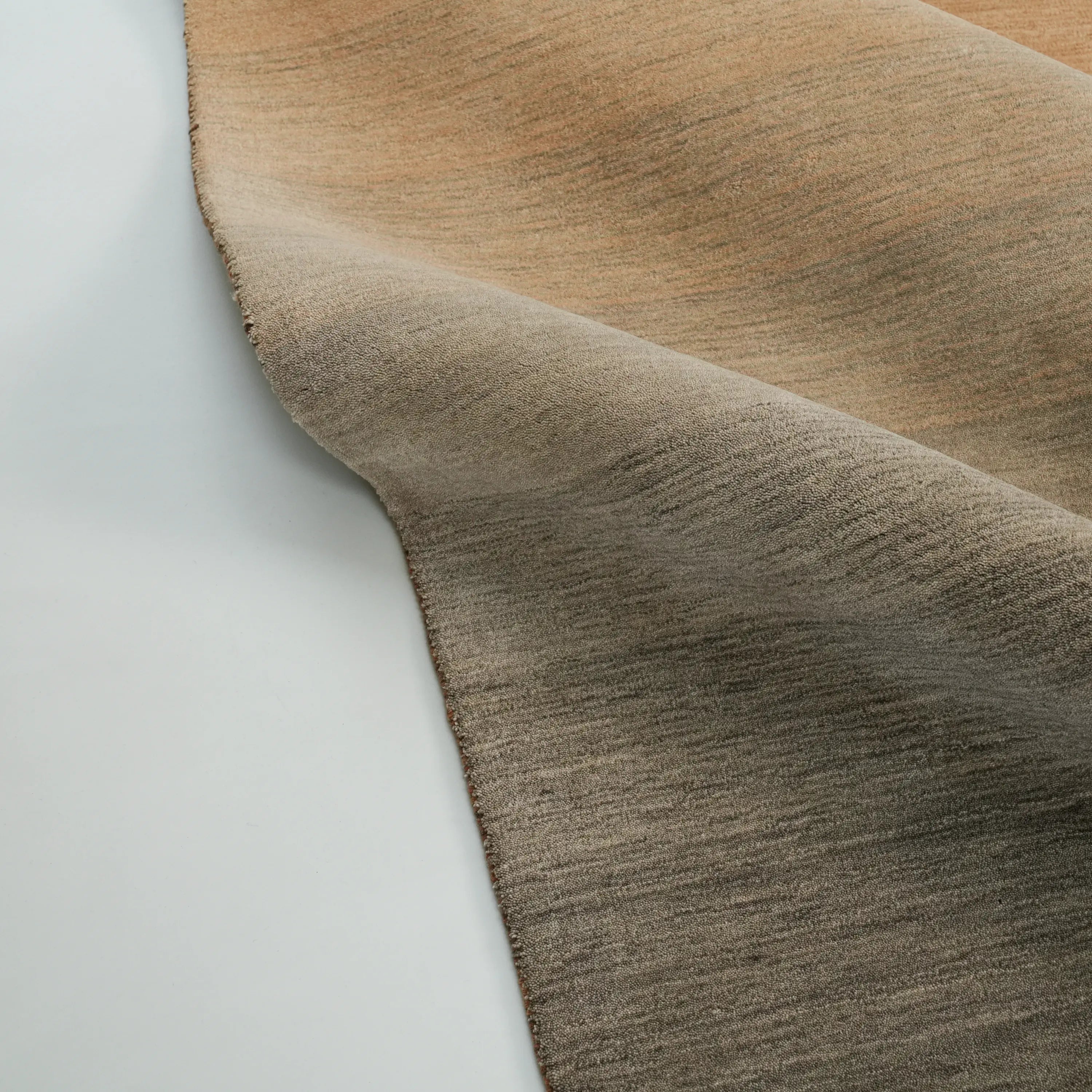 Sade Desenli Kahverengi Yün Tezgah Dokuma Halı