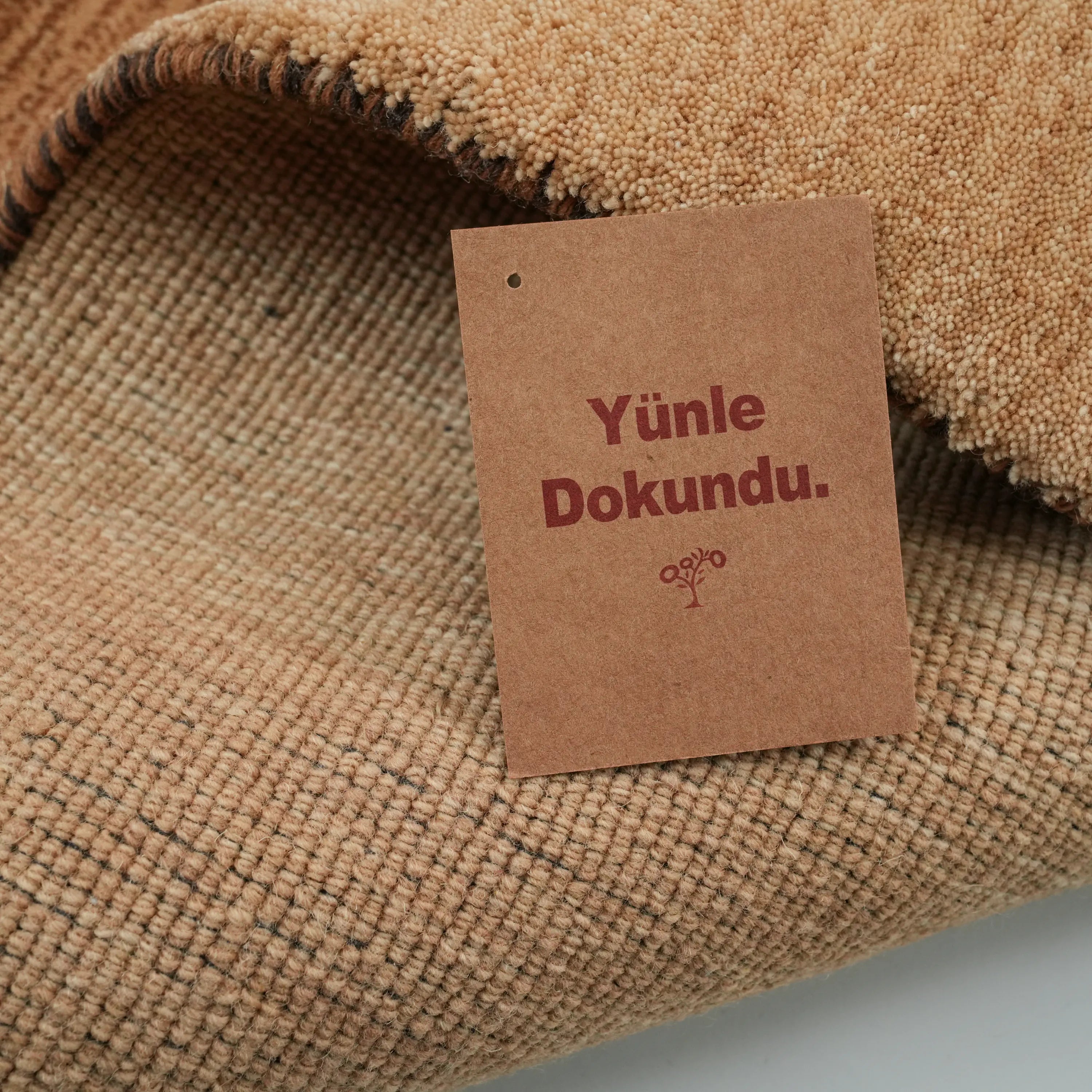 Sade Desenli Kahverengi Yün Tezgah Dokuma Halı