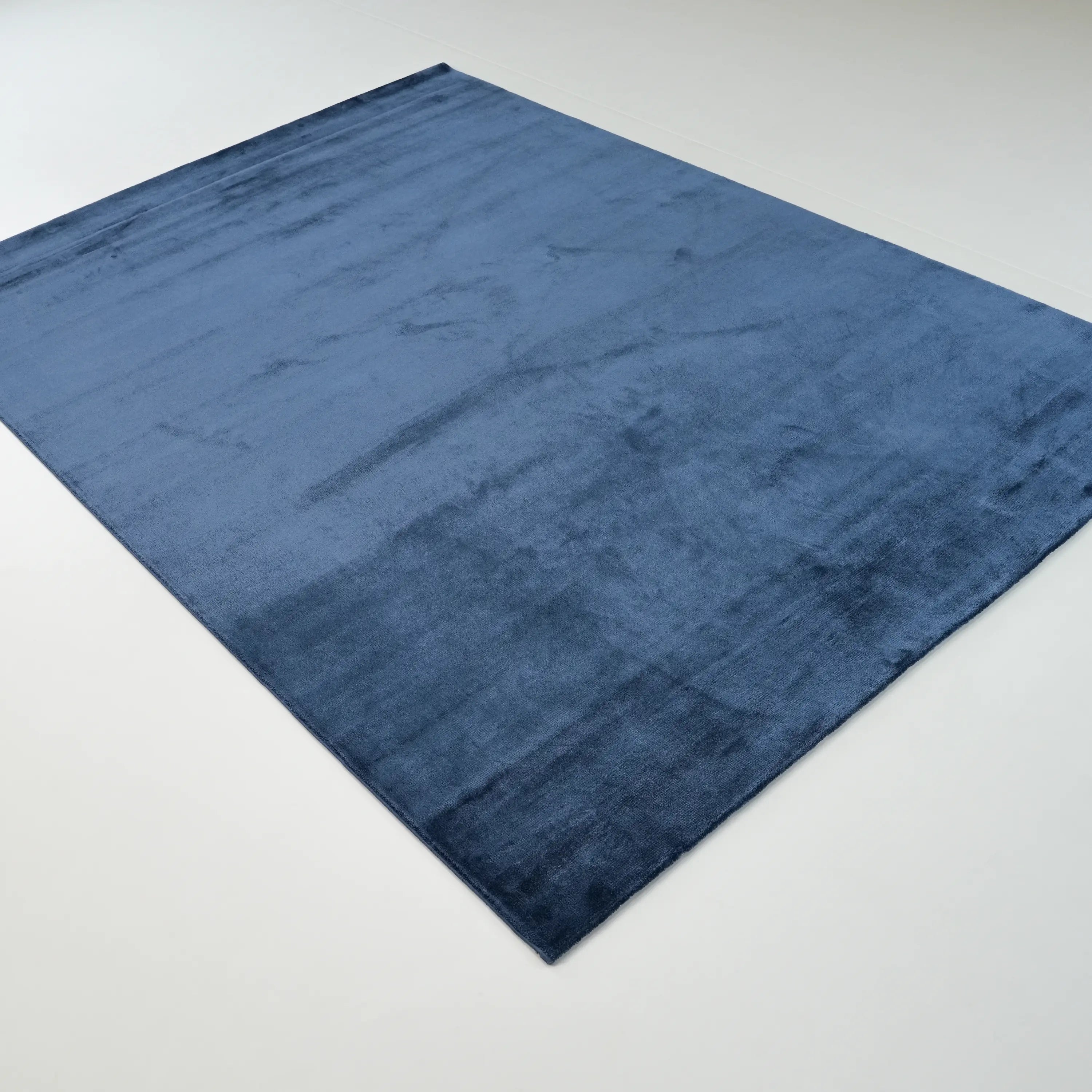 Sade Desenli Mavi Viskon Halı