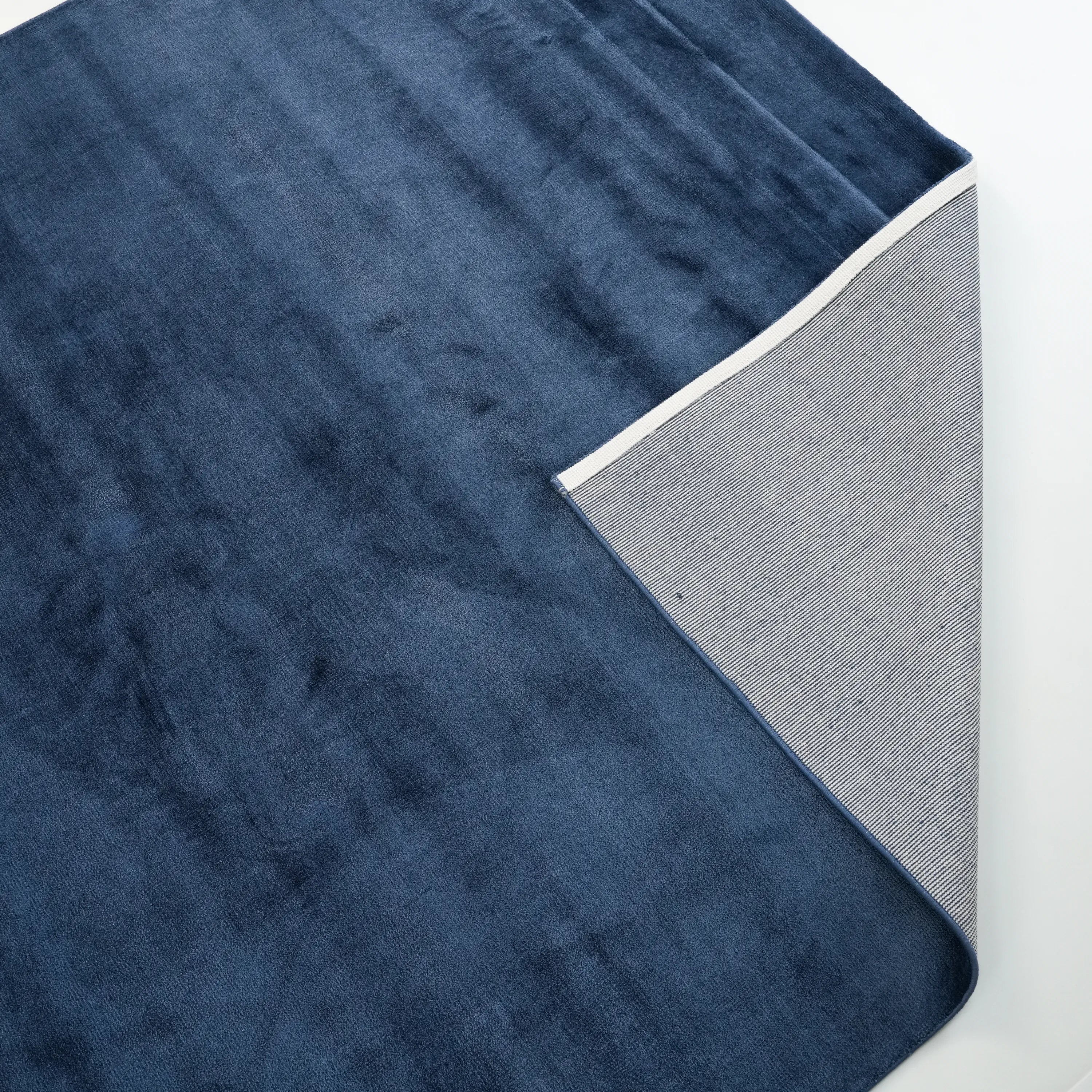 Sade Desenli Mavi Viskon Halı