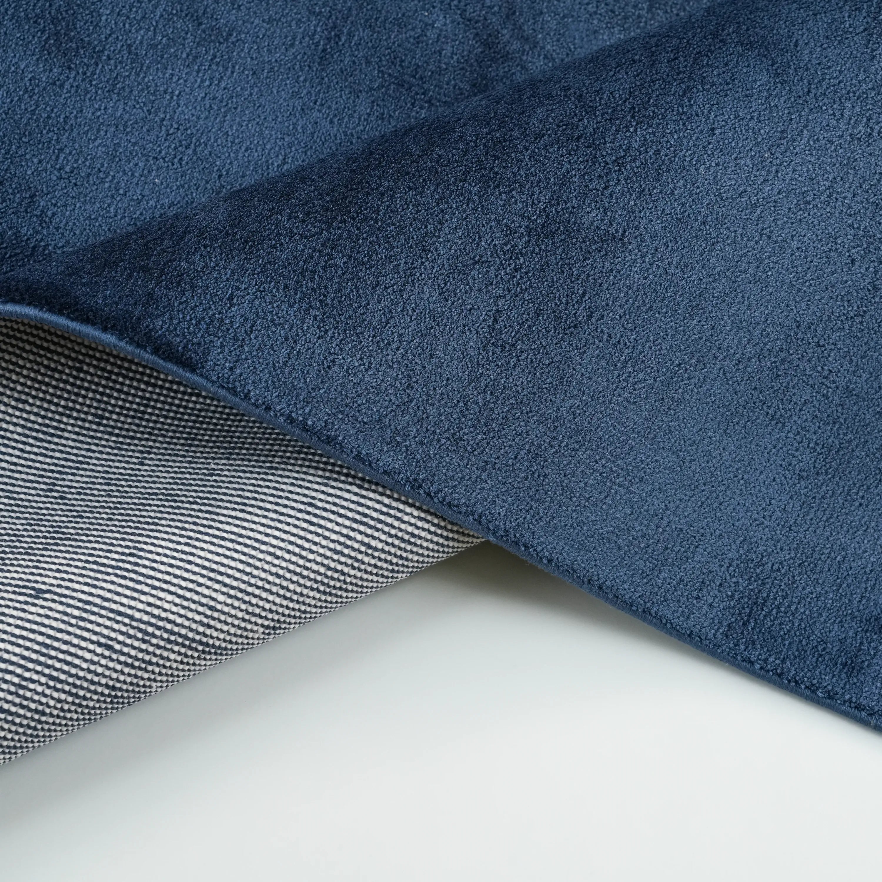 Sade Desenli Mavi Viskon Halı