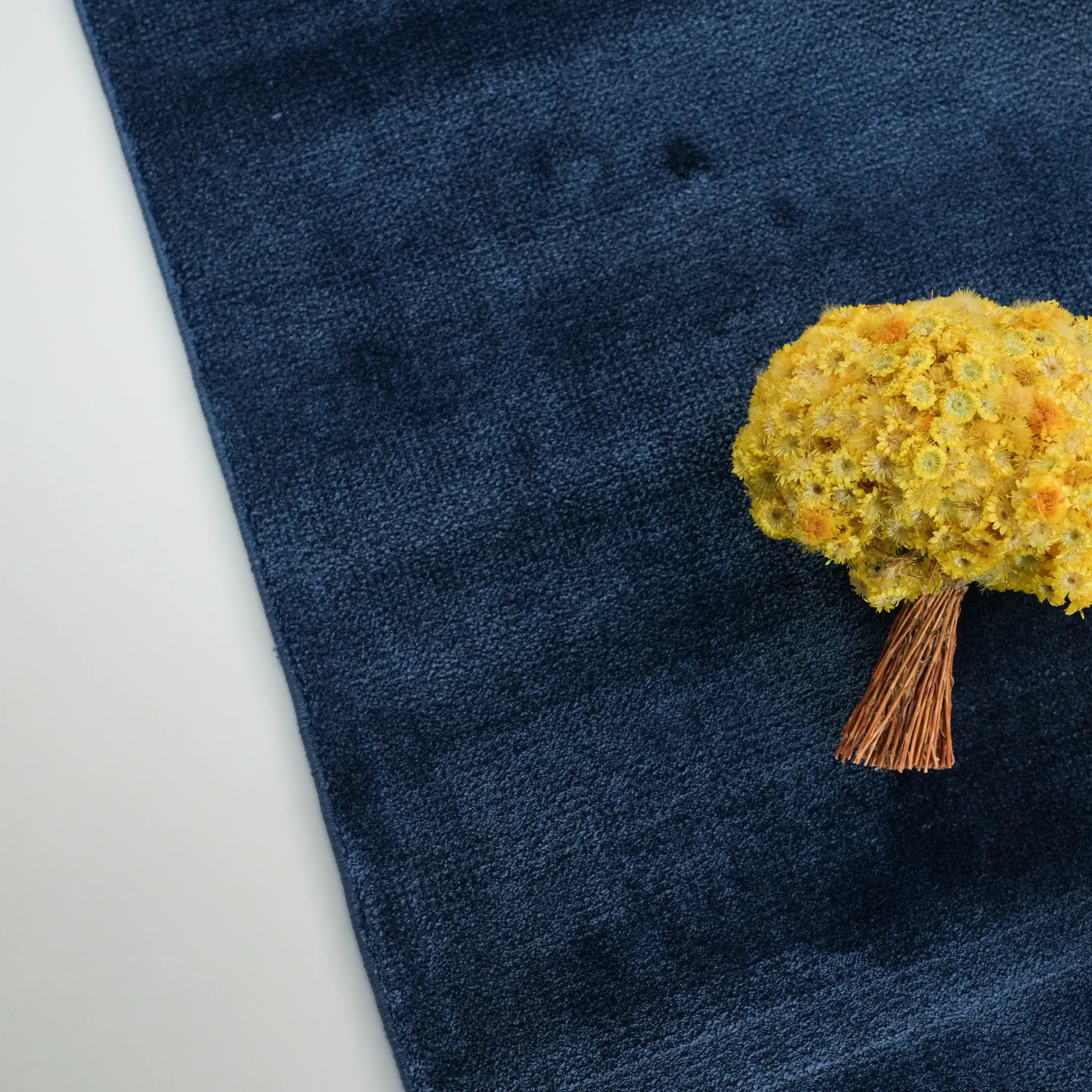 Sade Desenli Mavi Viskon Halı