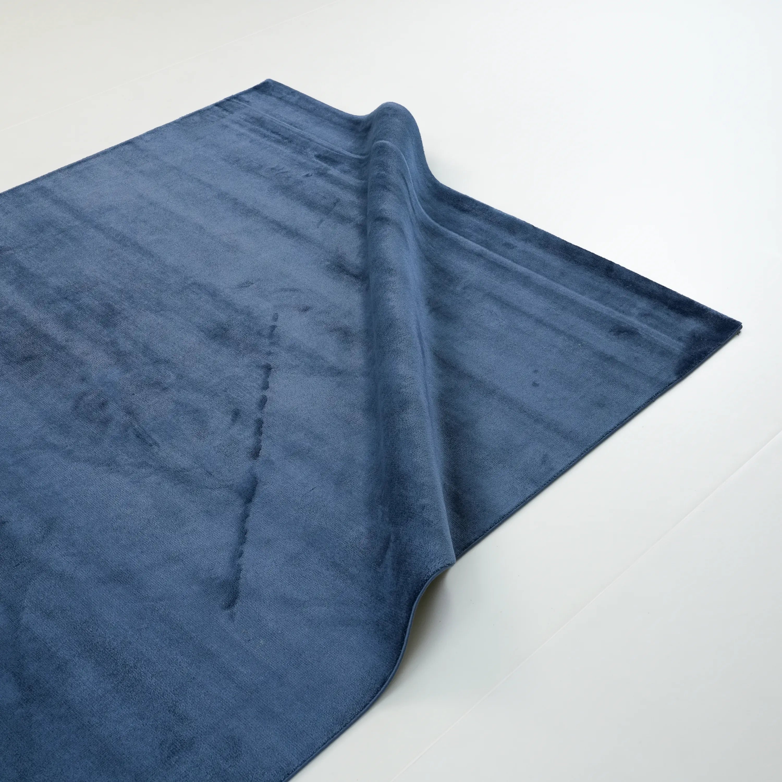 Sade Desenli Mavi Viskon Halı