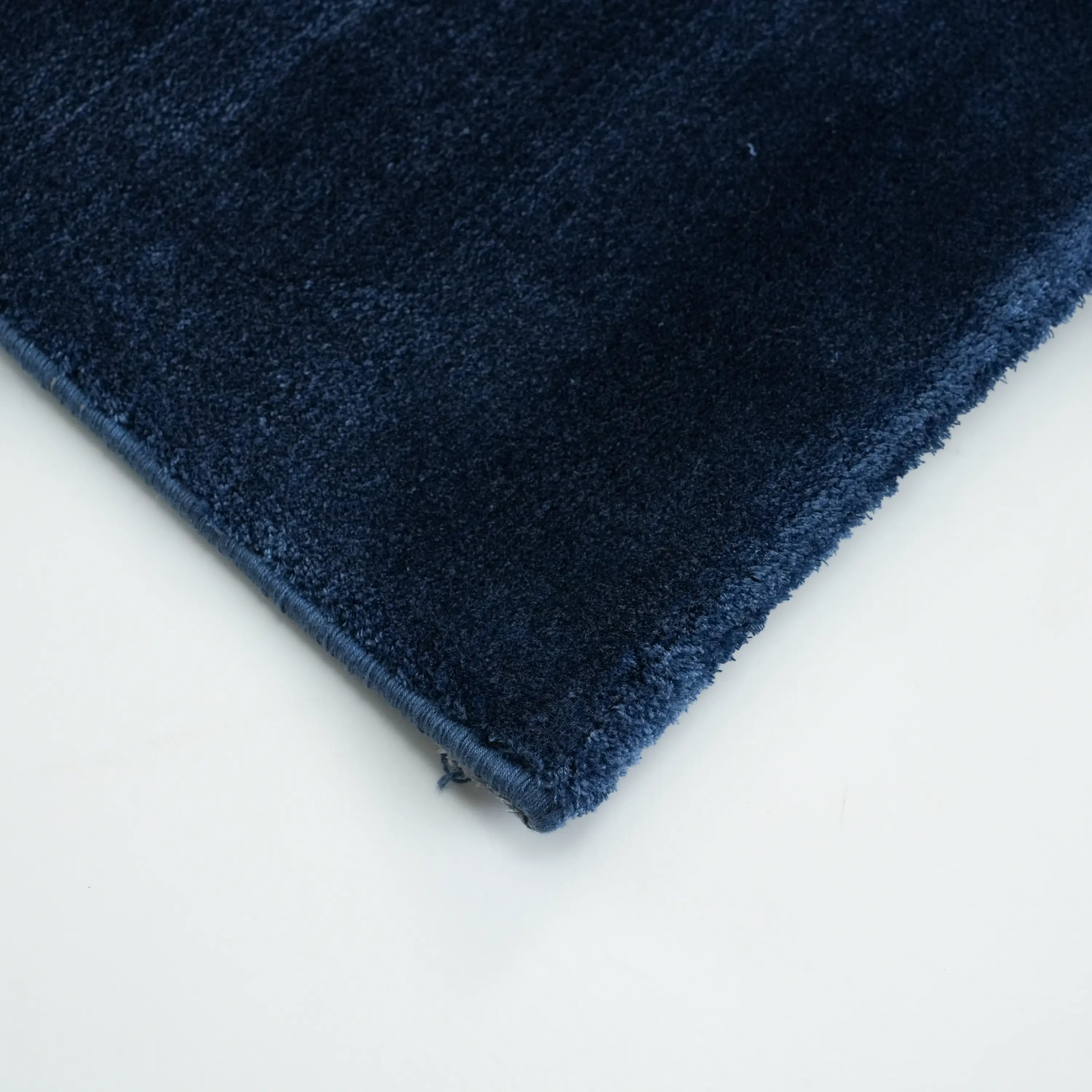 Sade Desenli Mavi Viskon Halı