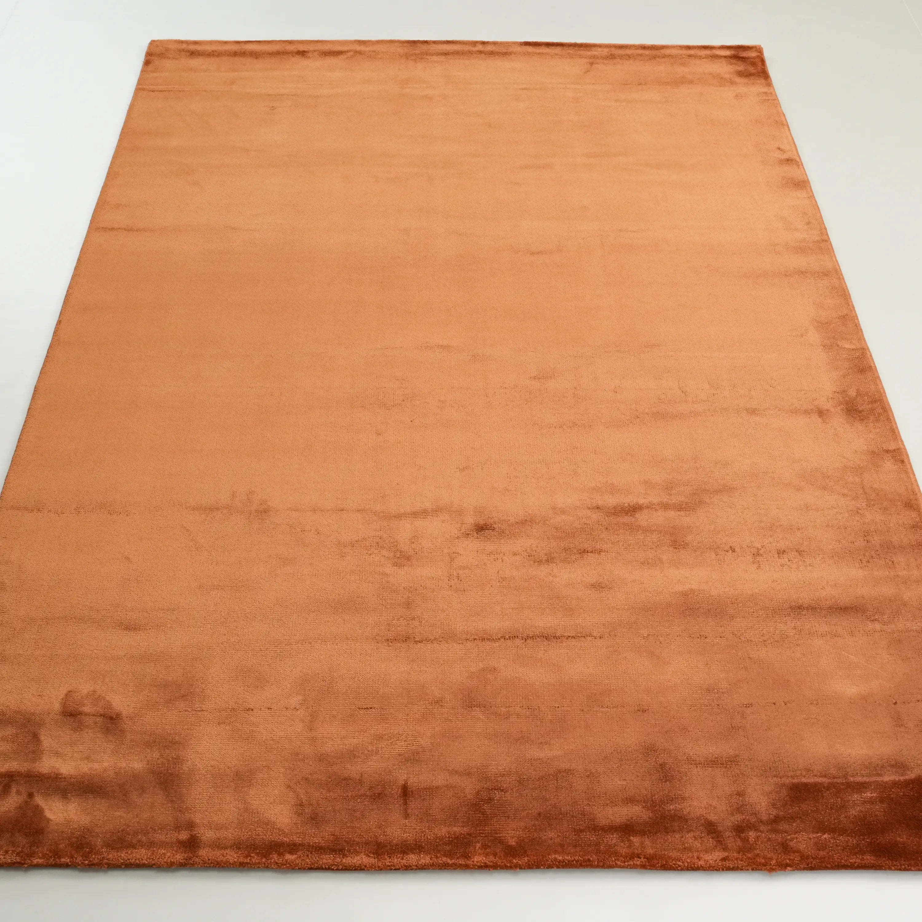 Sade Desenli Terra Viskon Halı