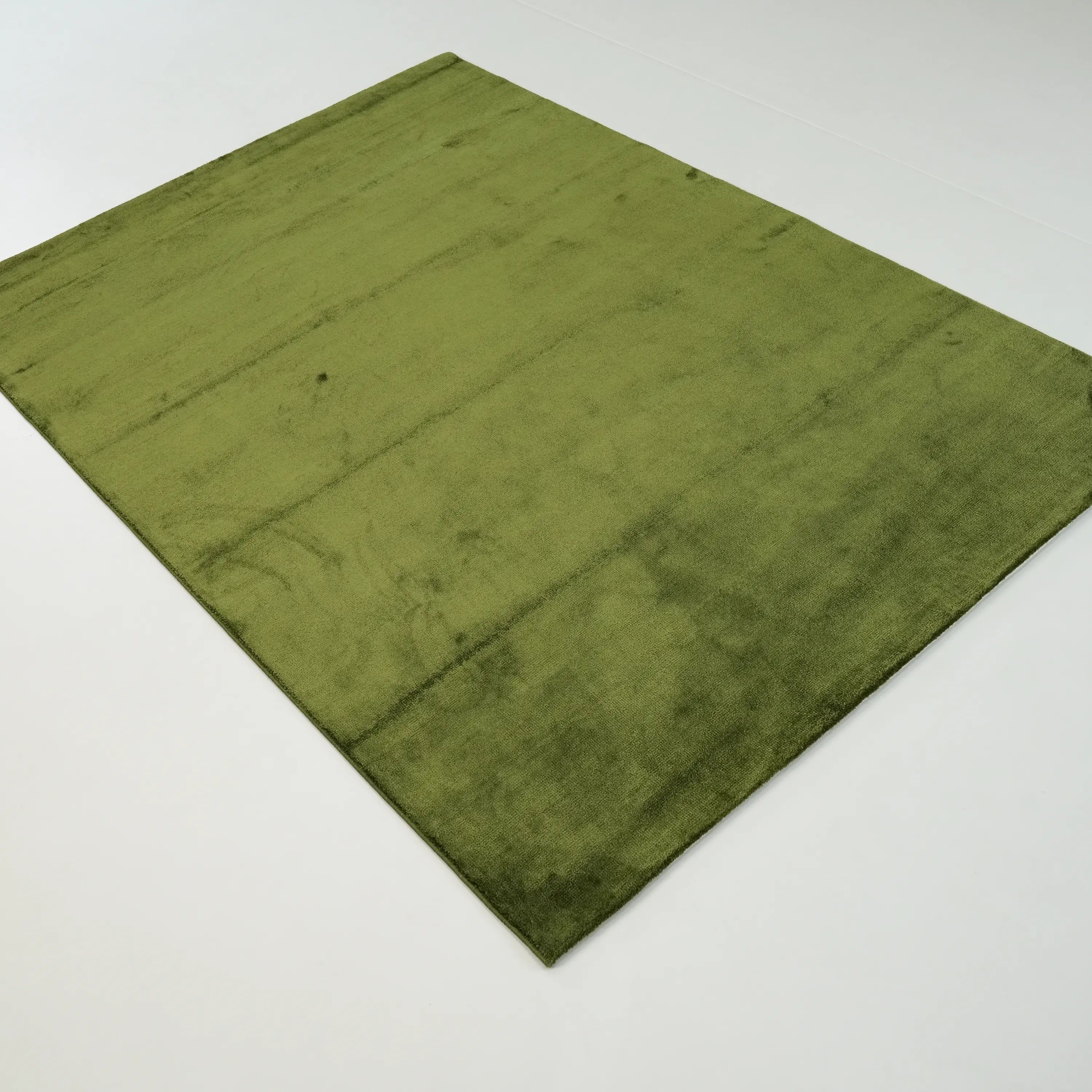 Sade Desenli Yeşil Viskon Halı