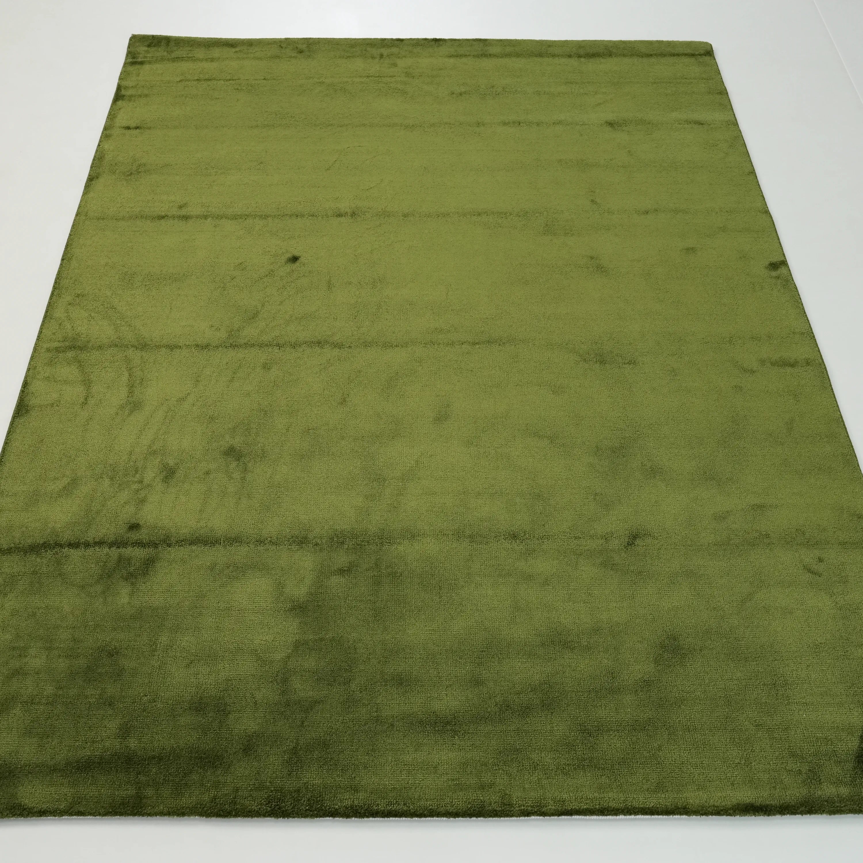 Sade Desenli Yeşil Viskon Halı