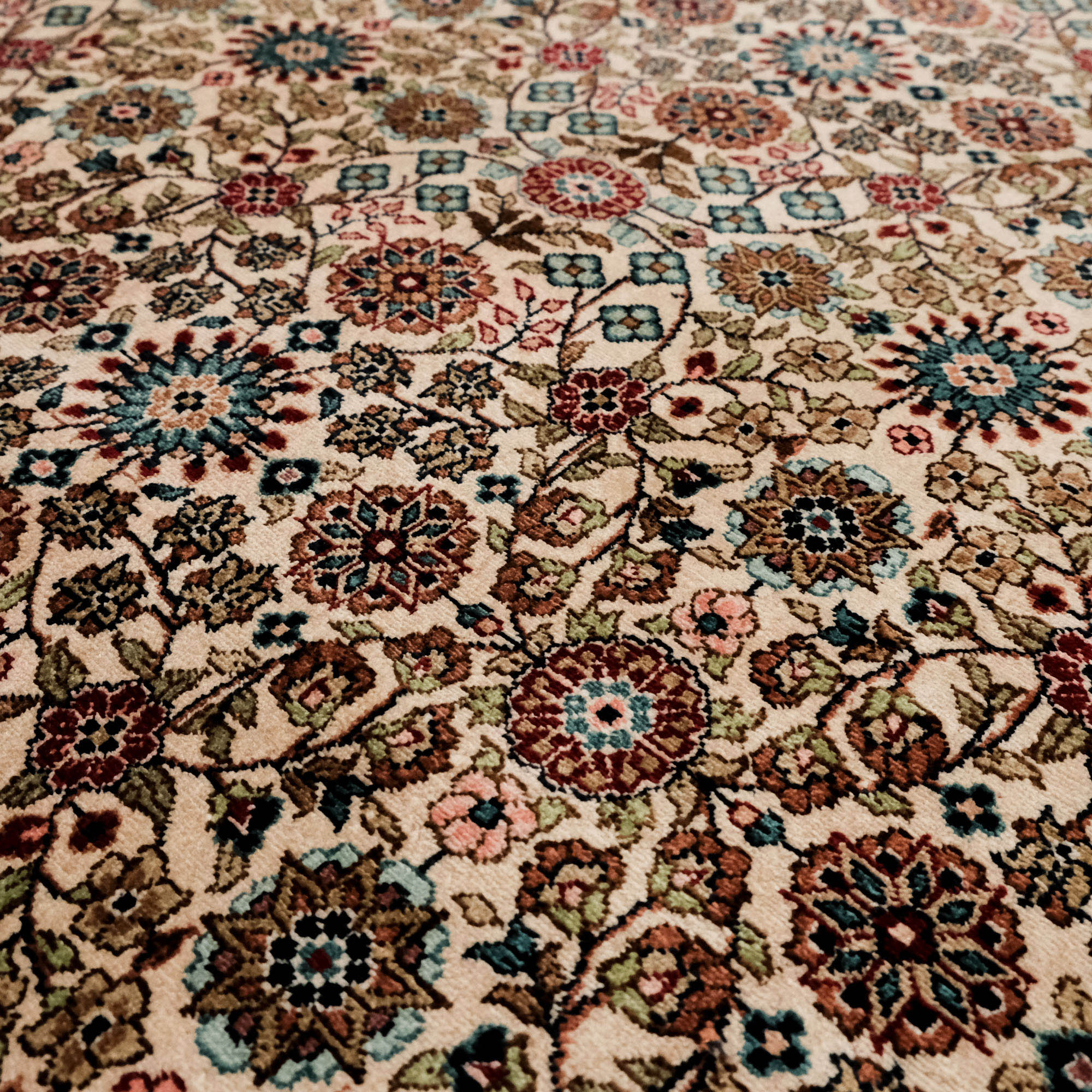 Saf İpek El Dokuma Hereke Desenli Klasik Halı