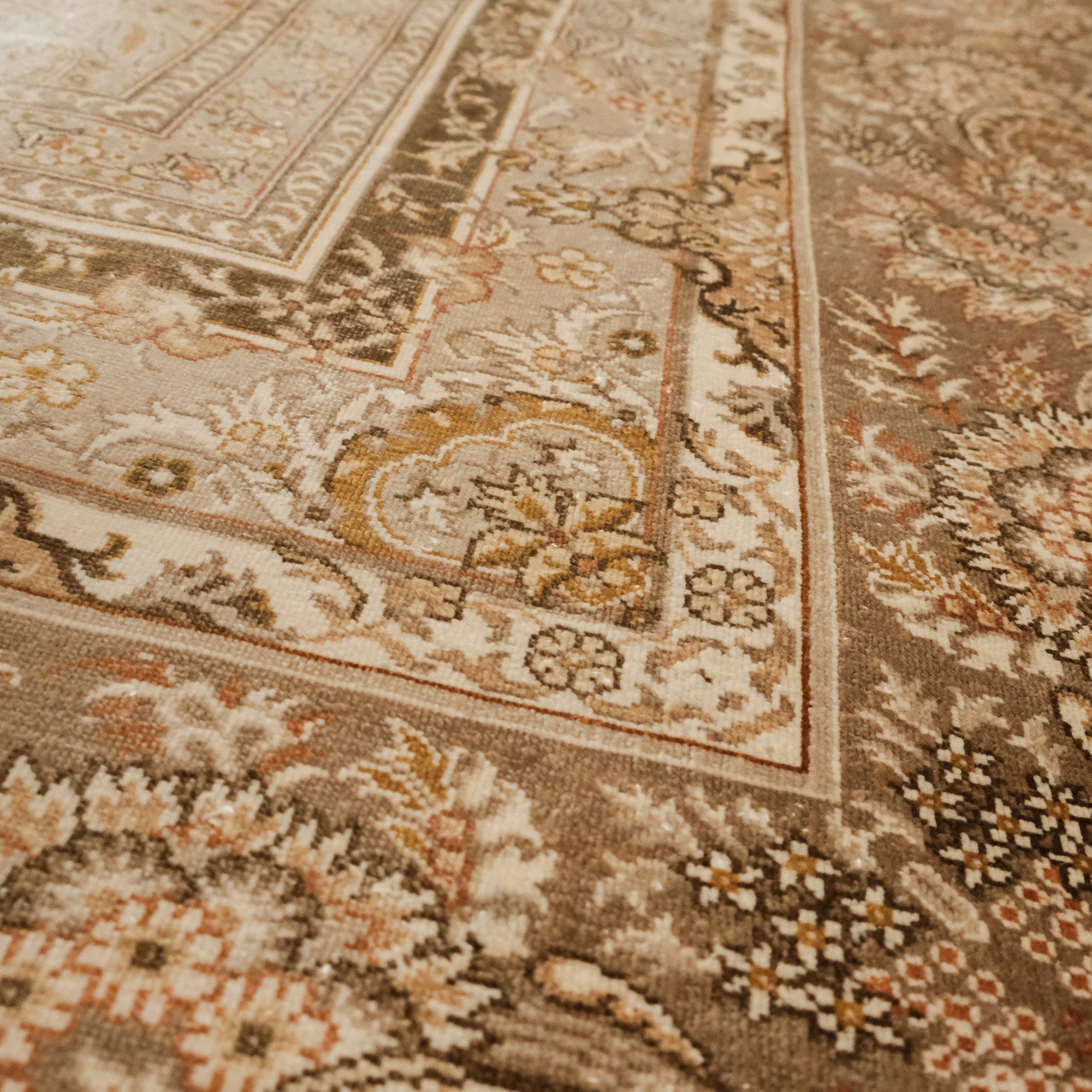 Saf İpek El Dokuma Şal Desenli Modern Klasik Halı