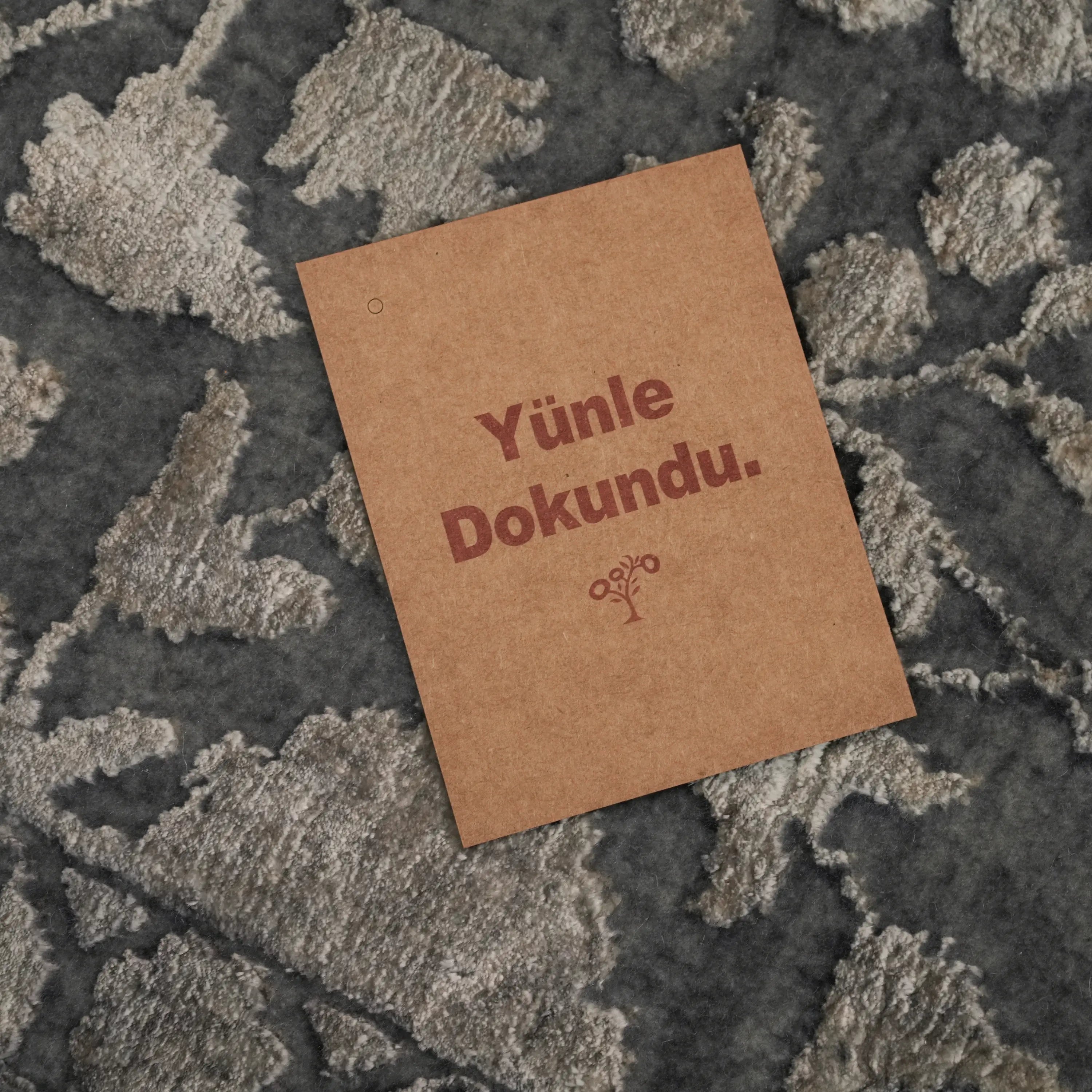 Safir Serisi El Dokuma Uşak Desenli Antrasit Yün Halı