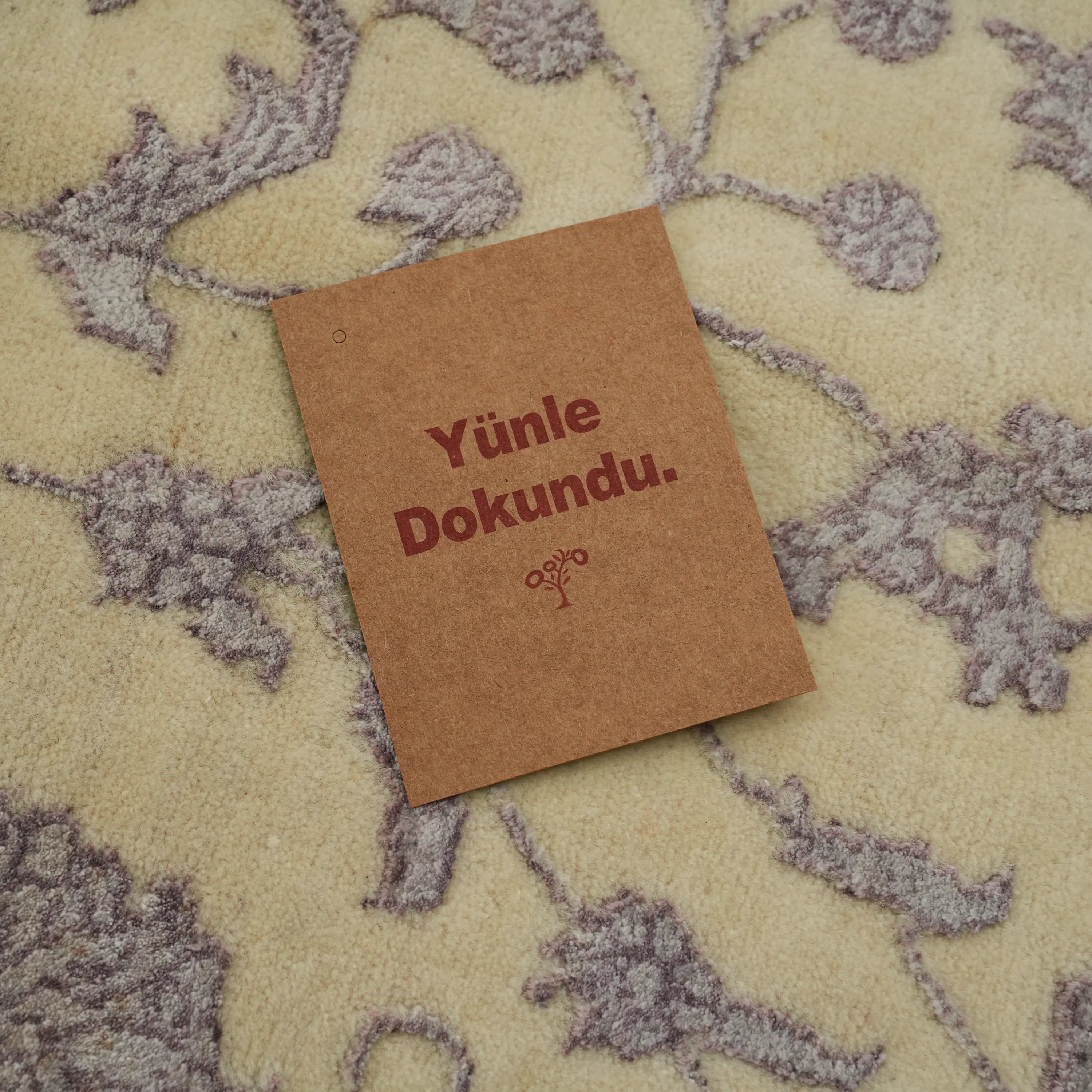 Safir Serisi El Dokuma Uşak Desenli Oymalı Krem Yün Halı