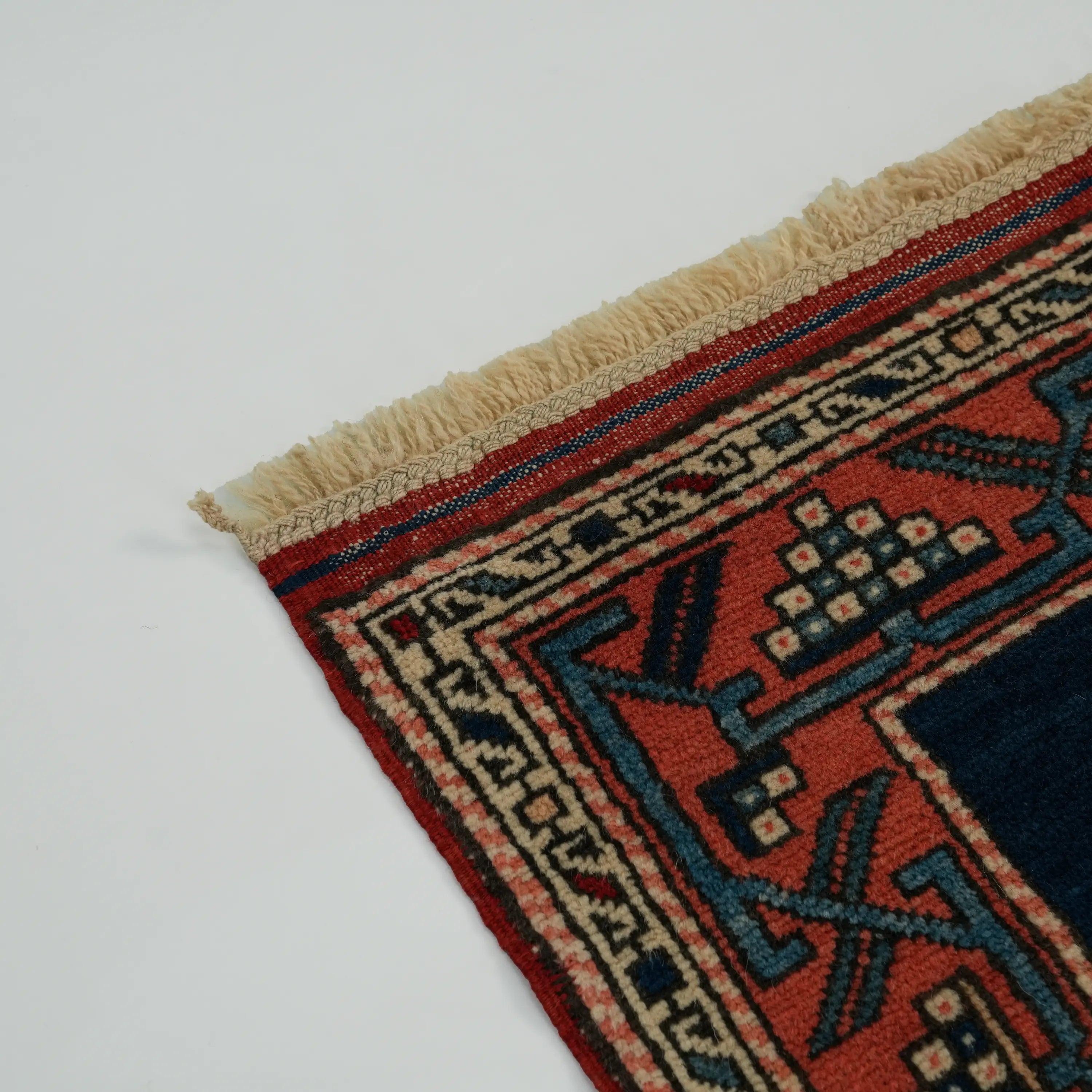 Seccade Desenli Kırmızı Kök Boyalı Kirmen Köy Dokuma Ayvacık Halısı