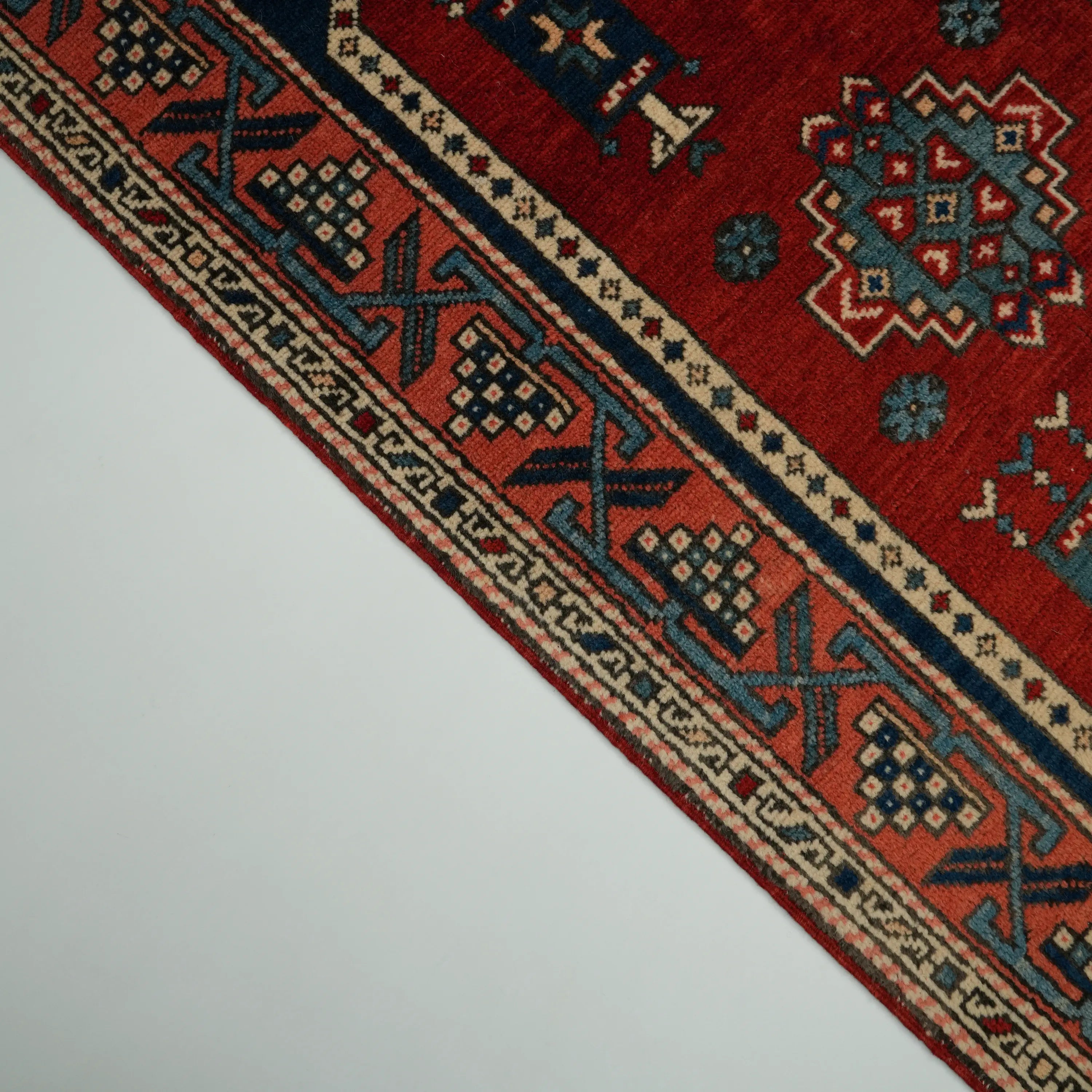 Seccade Desenli Kırmızı Kök Boyalı Kirmen Köy Dokuma Ayvacık Halısı